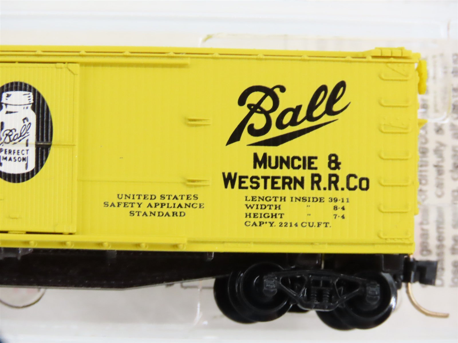 N Scale Micro-Trains 42030 Muncie & Western 40' Double-Sheathed Wood Box Car RTR