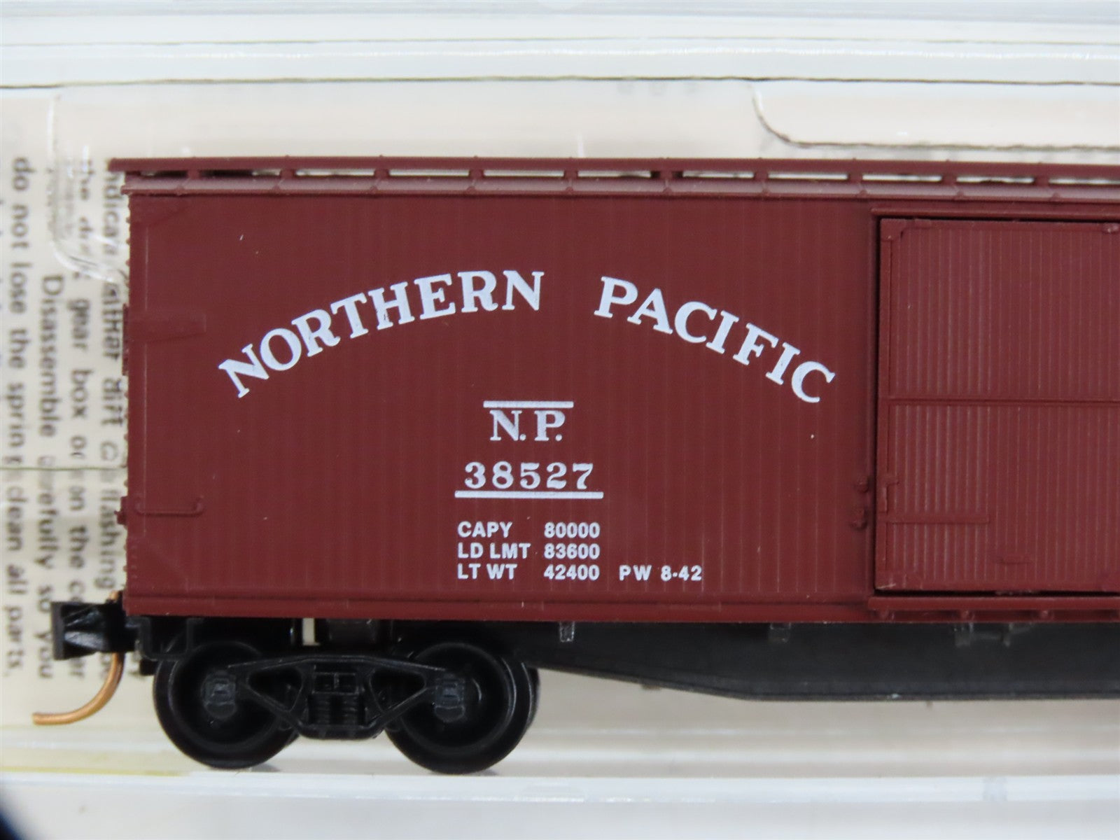 N Scale Micro-Trains 39030 NP Northern Pacific 40' Box Car 38527 RTR