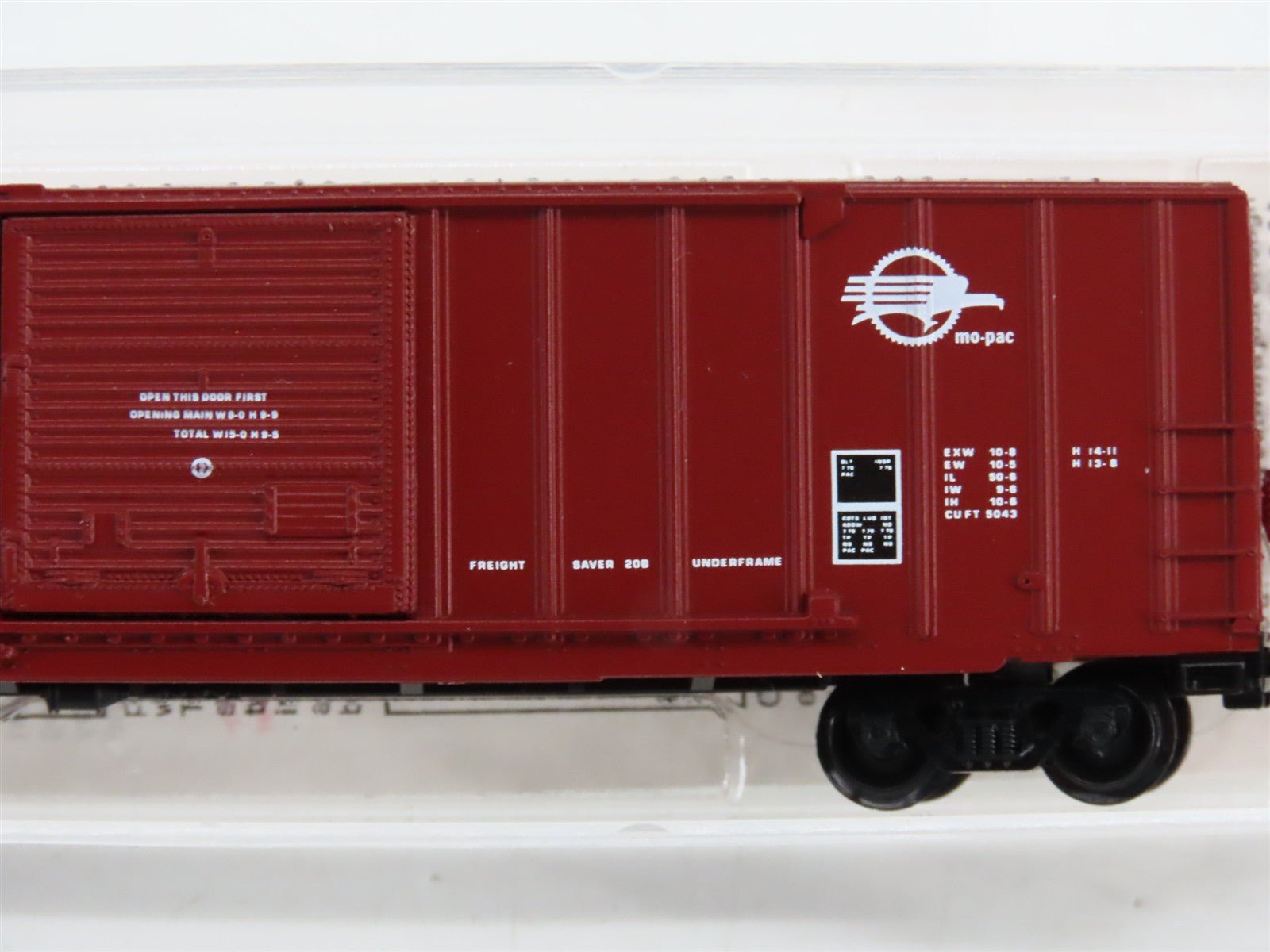 N Scale Micro-Trains 26040 MP Missouri Pacific 50' 50' Rib Side Box Car RTR