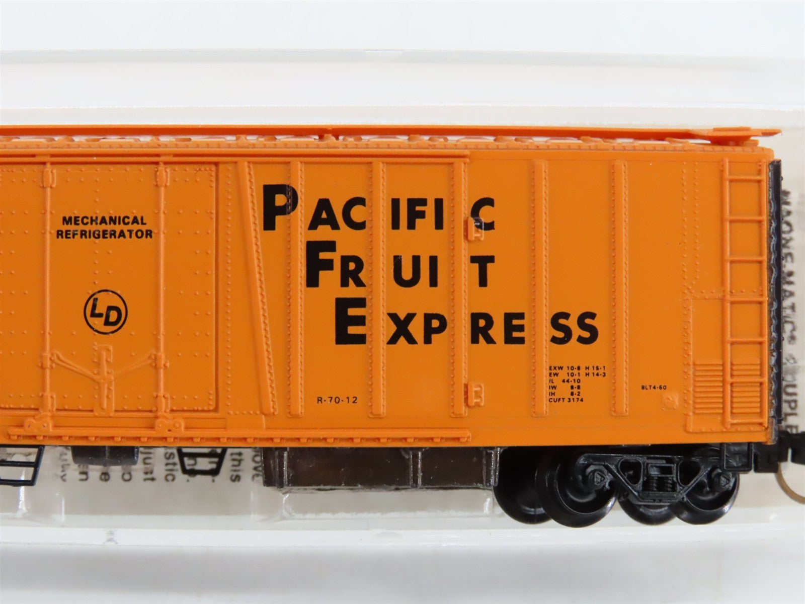 N Micro-Trains MTL 70010 UP SP PFE Pacific Fruit Express Mech. Reefer #302212