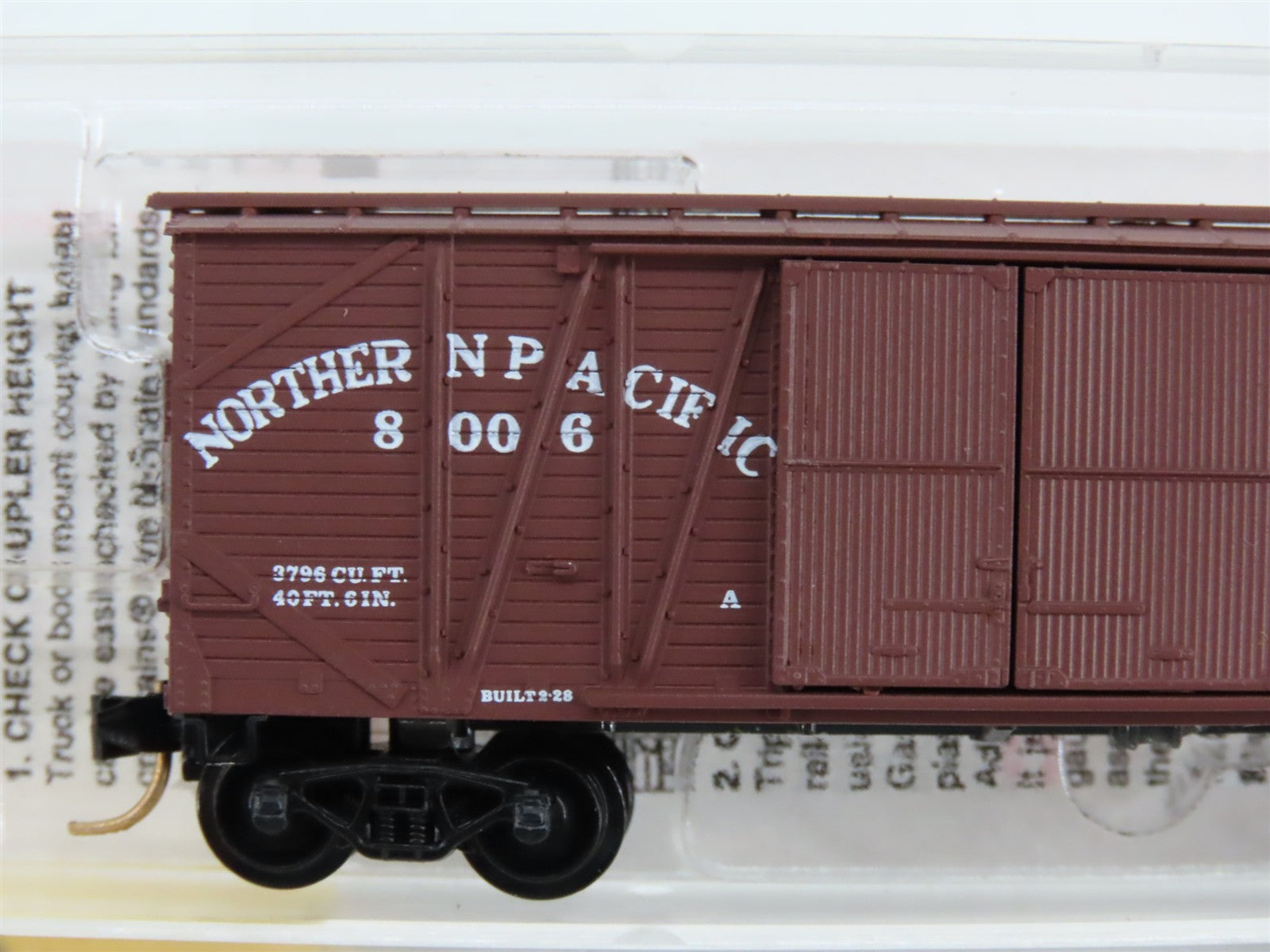N Scale Micro-Trains 29030 NP Northern Pacific 40' Box Car 8006 RTR