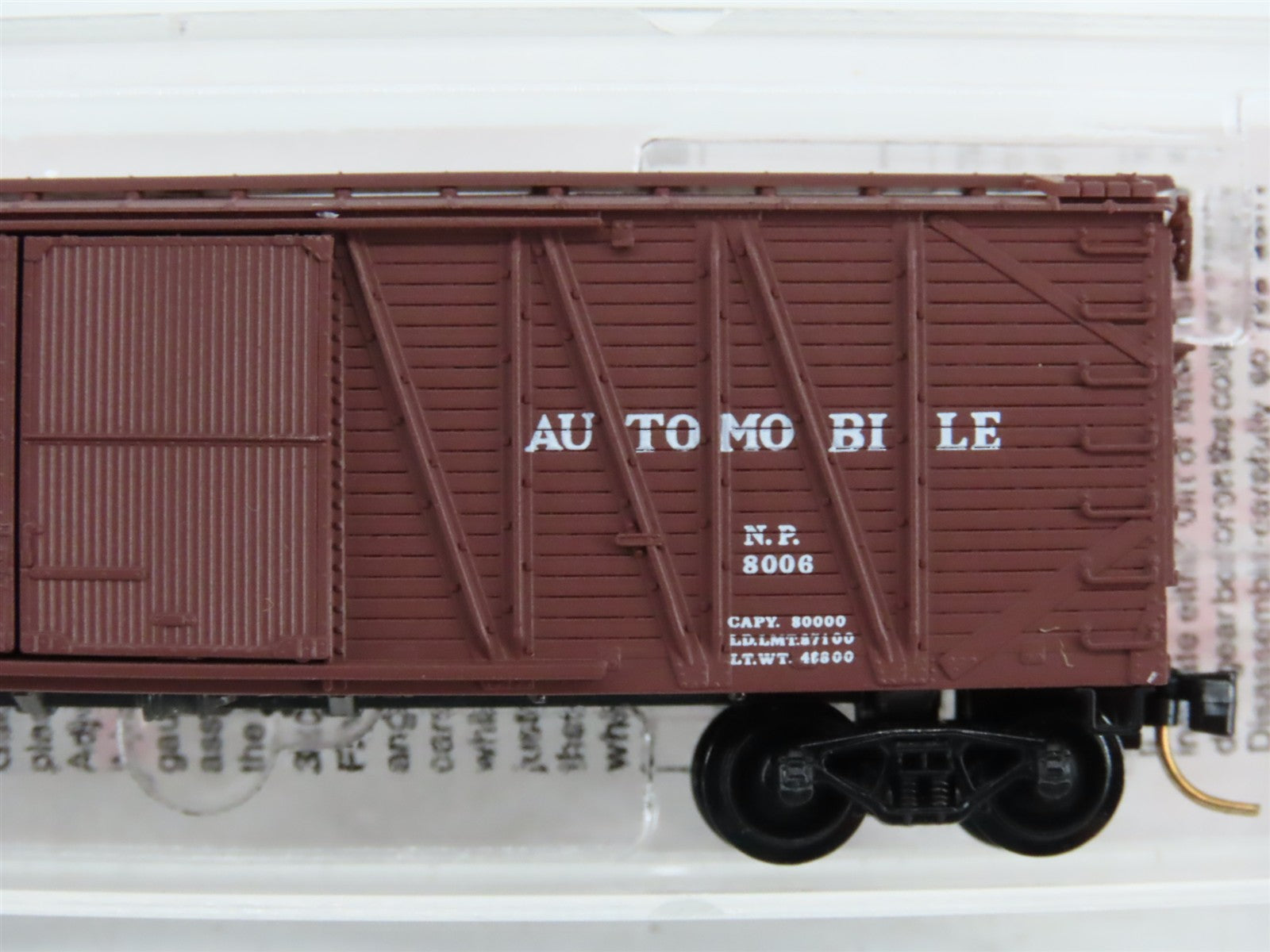 N Scale Micro-Trains 29030 NP Northern Pacific 40' Box Car 8006 RTR