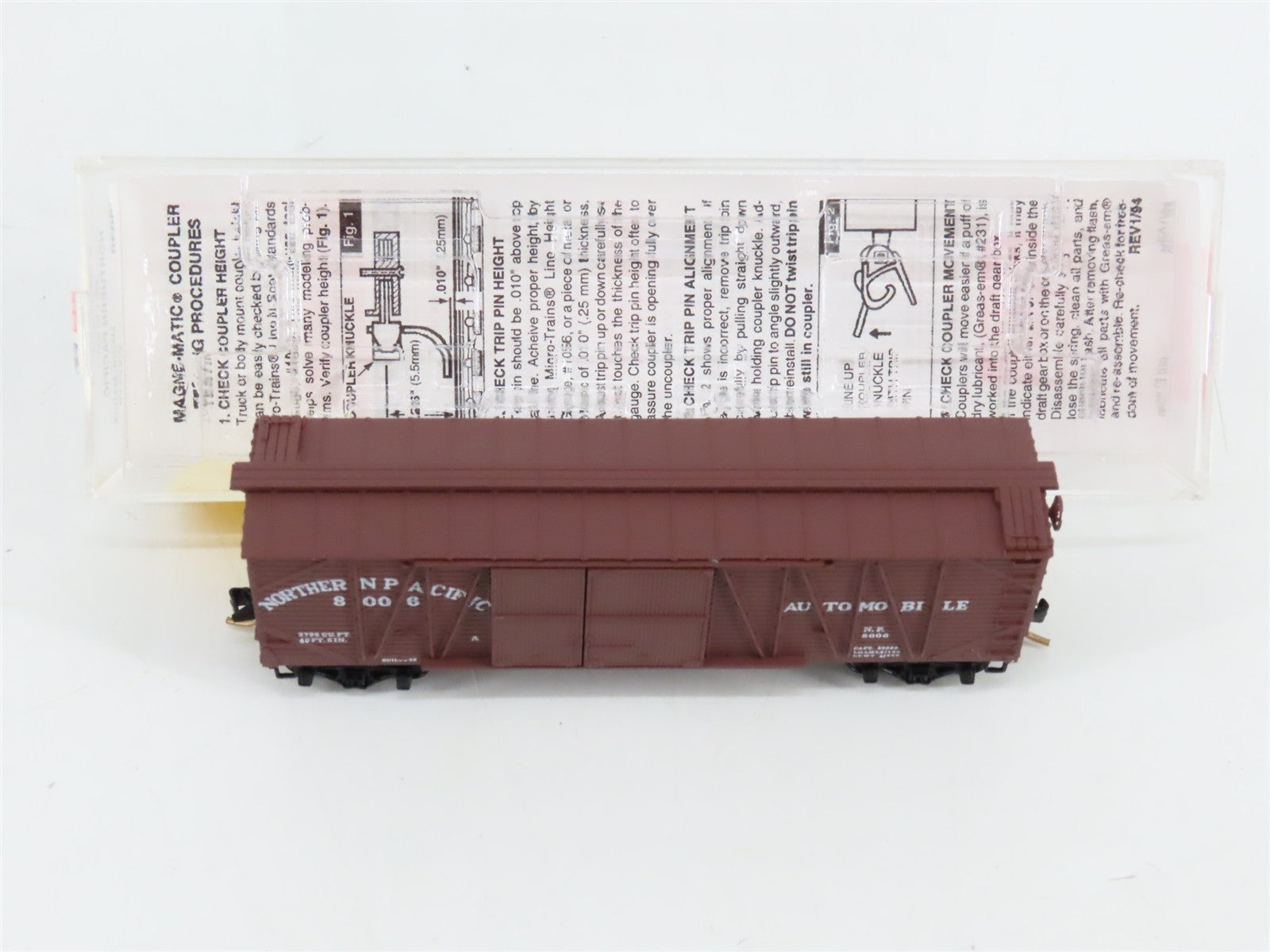 N Scale Micro-Trains 29030 NP Northern Pacific 40' Box Car 8006 RTR
