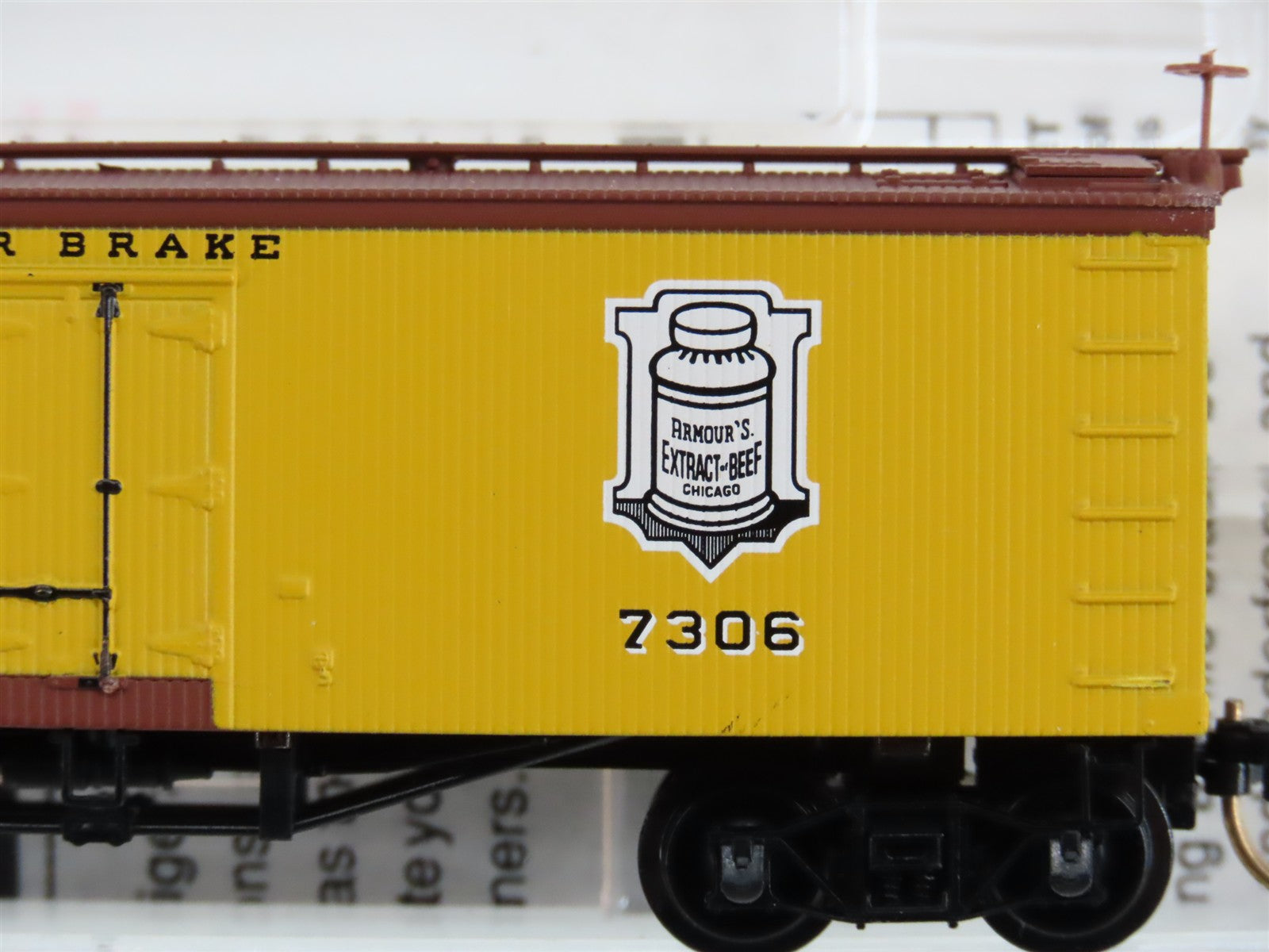 N Scale Micro-Trains MTL 58030 Armour Refrigerator Line 36' Reefer 7306 RTR