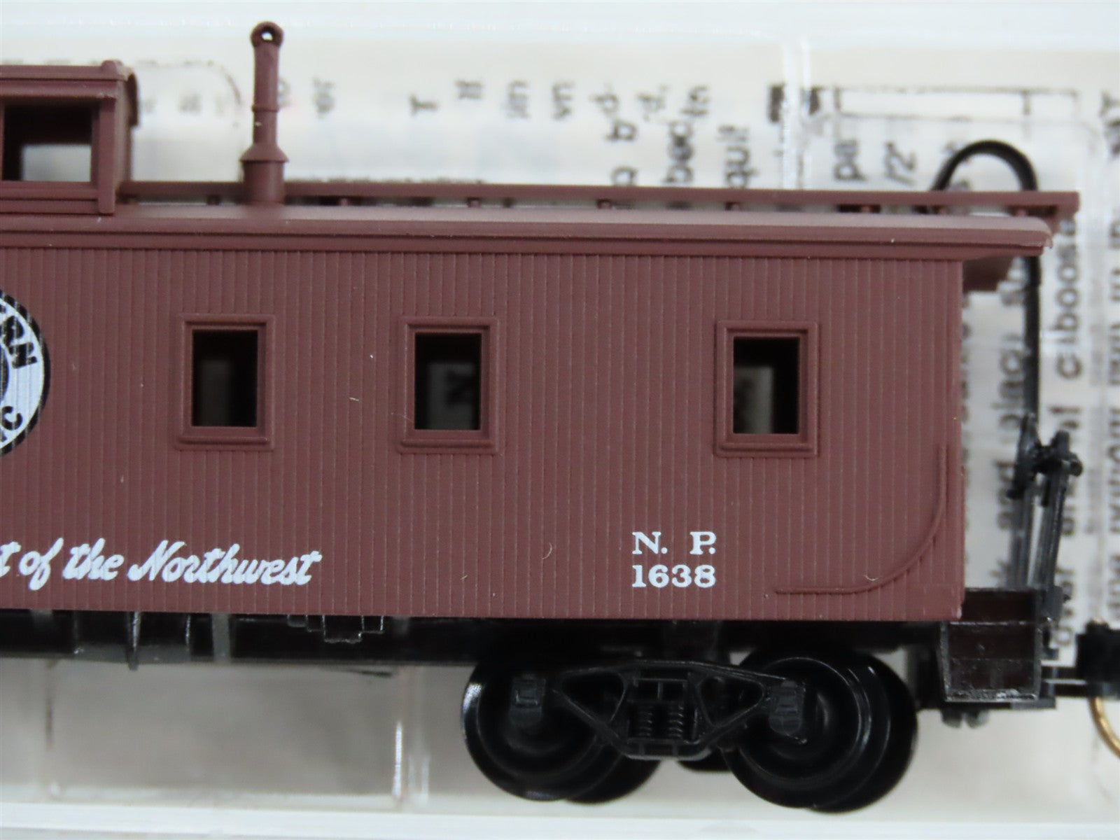 N Scale Micro-Trains MTL 51050 NP Northern Pacific 34' Caboose 1638 RTR