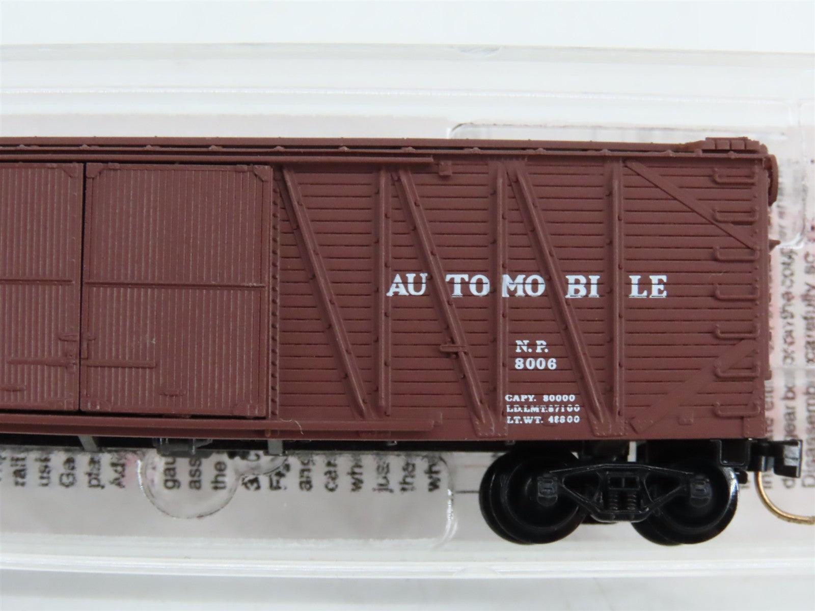 N Scale Micro-Trains MTL 29030 NP Northern Pacific 40' Box Car 8006 RTR