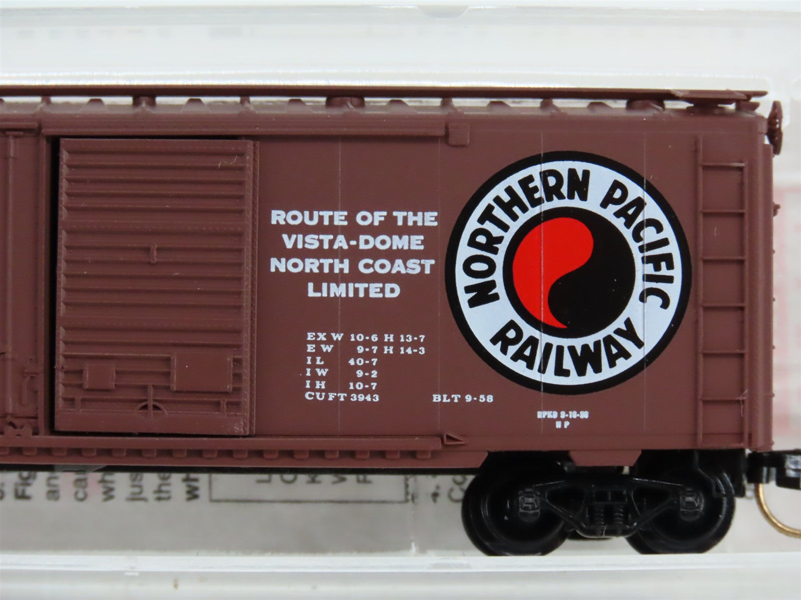 N Scale Micro-Trains MTL 22040 NP Northern Pacific 40' Box Car 8345 RTR