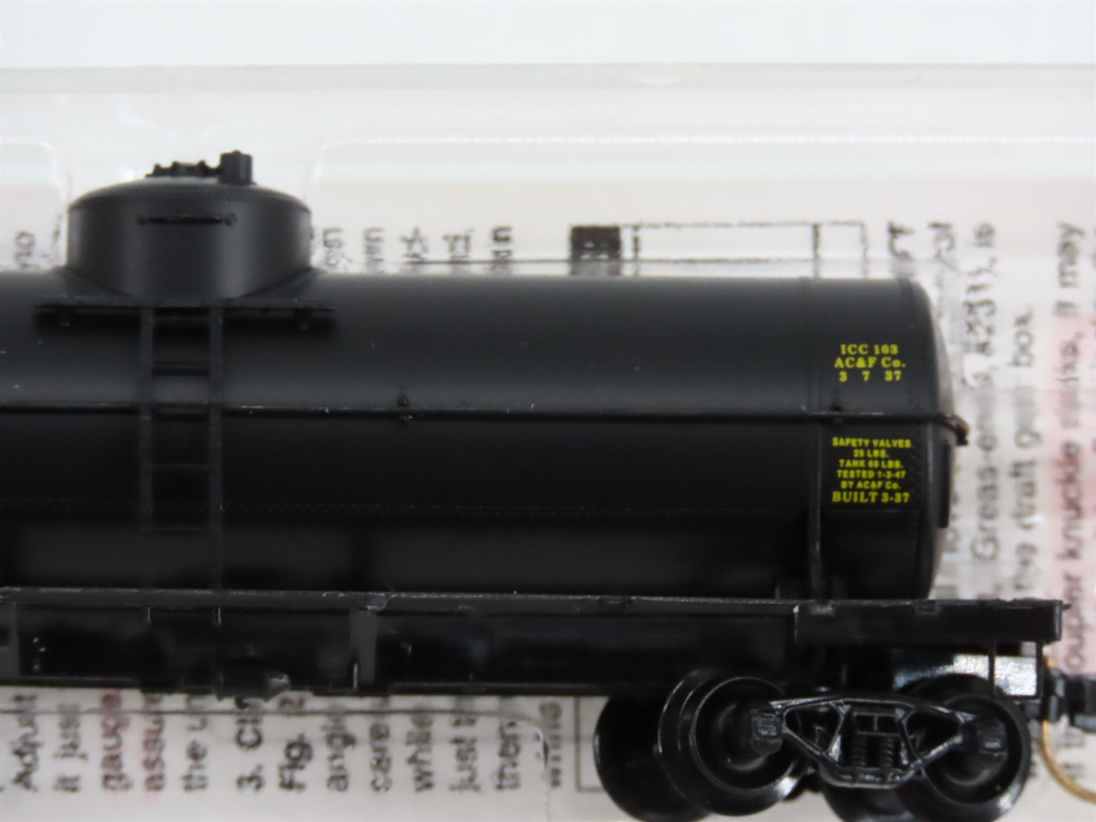 N Scale Micro-Trains MTL 65060 UTLX Union Tank Car Co. 39' Tank Car 8530 RTR