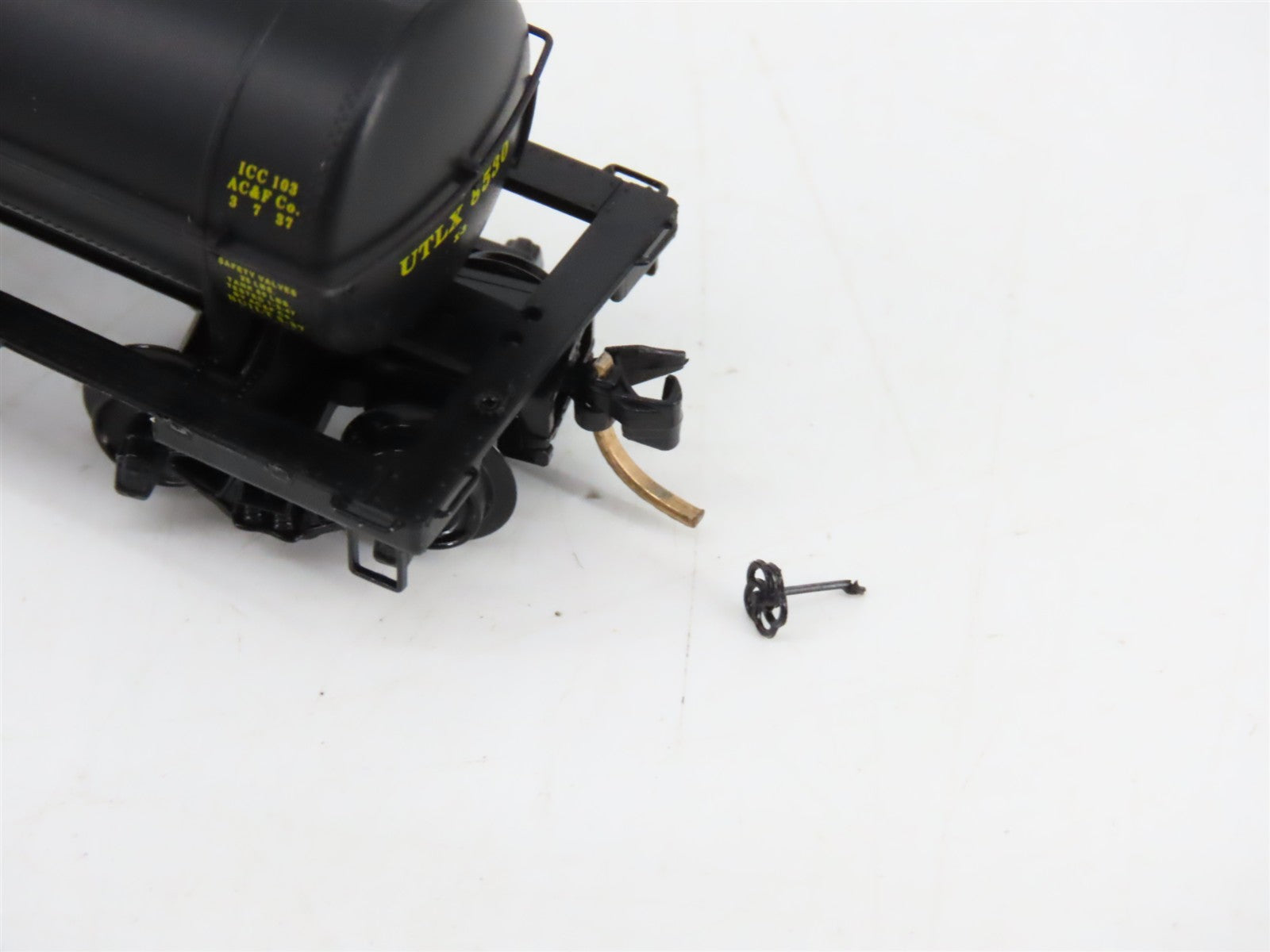 N Scale Micro-Trains MTL 65060 UTLX Union Tank Car Co. 39' Tank Car 8530 RTR
