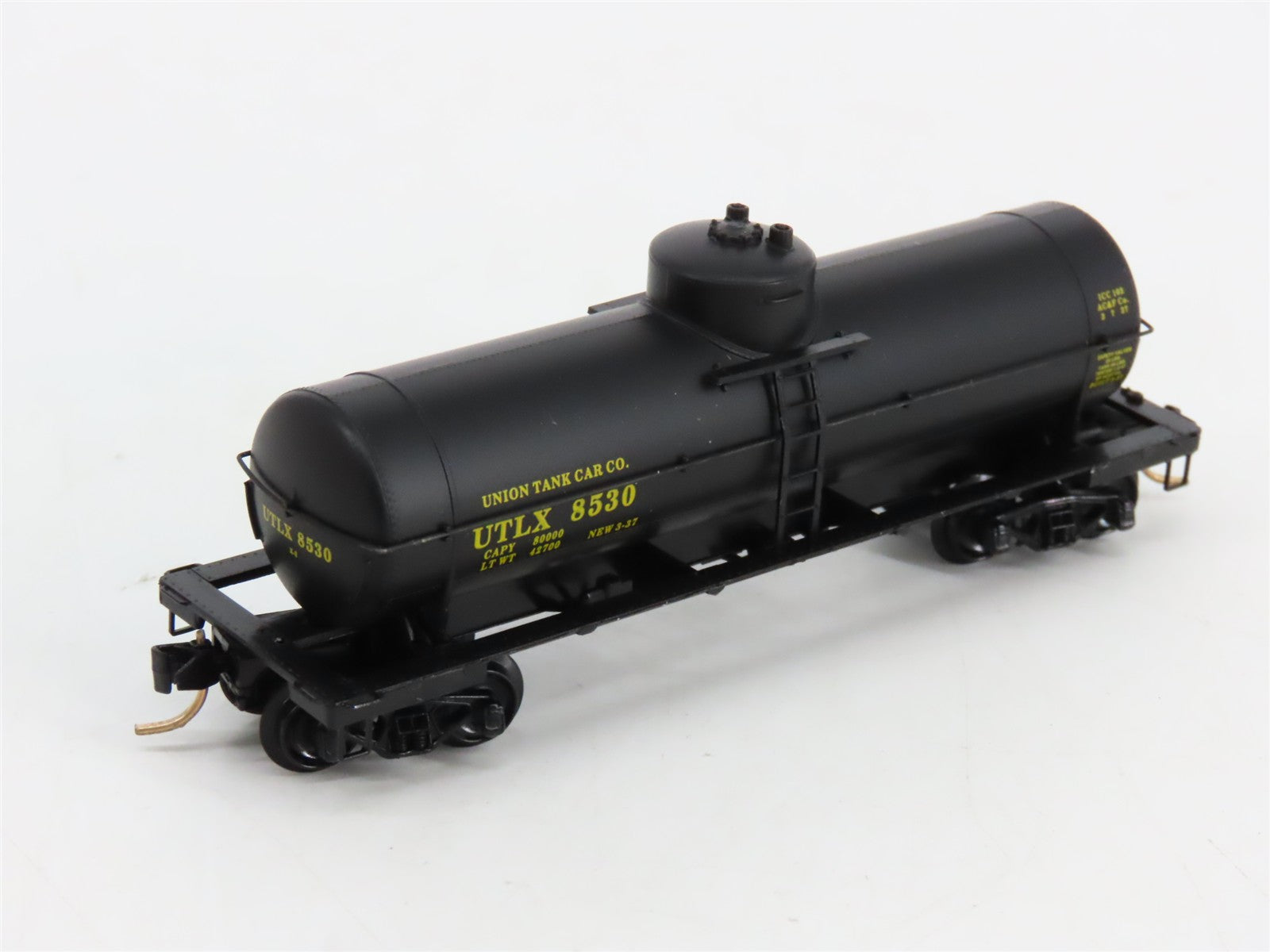 N Scale Micro-Trains MTL 65060 UTLX Union Tank Car Co. 39' Tank Car 8530 RTR