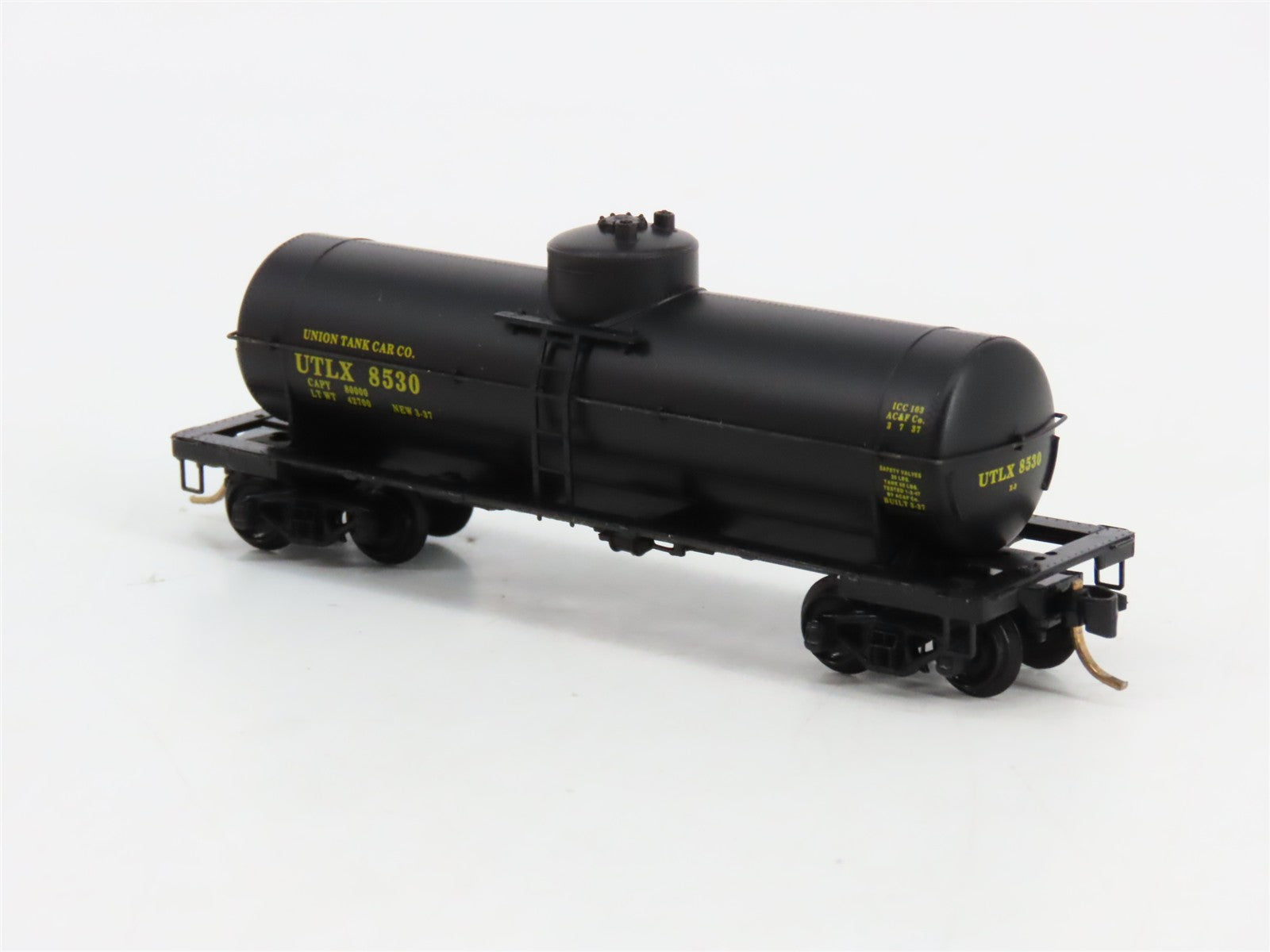 N Scale Micro-Trains MTL 65060 UTLX Union Tank Car Co. 39' Tank Car 8530 RTR