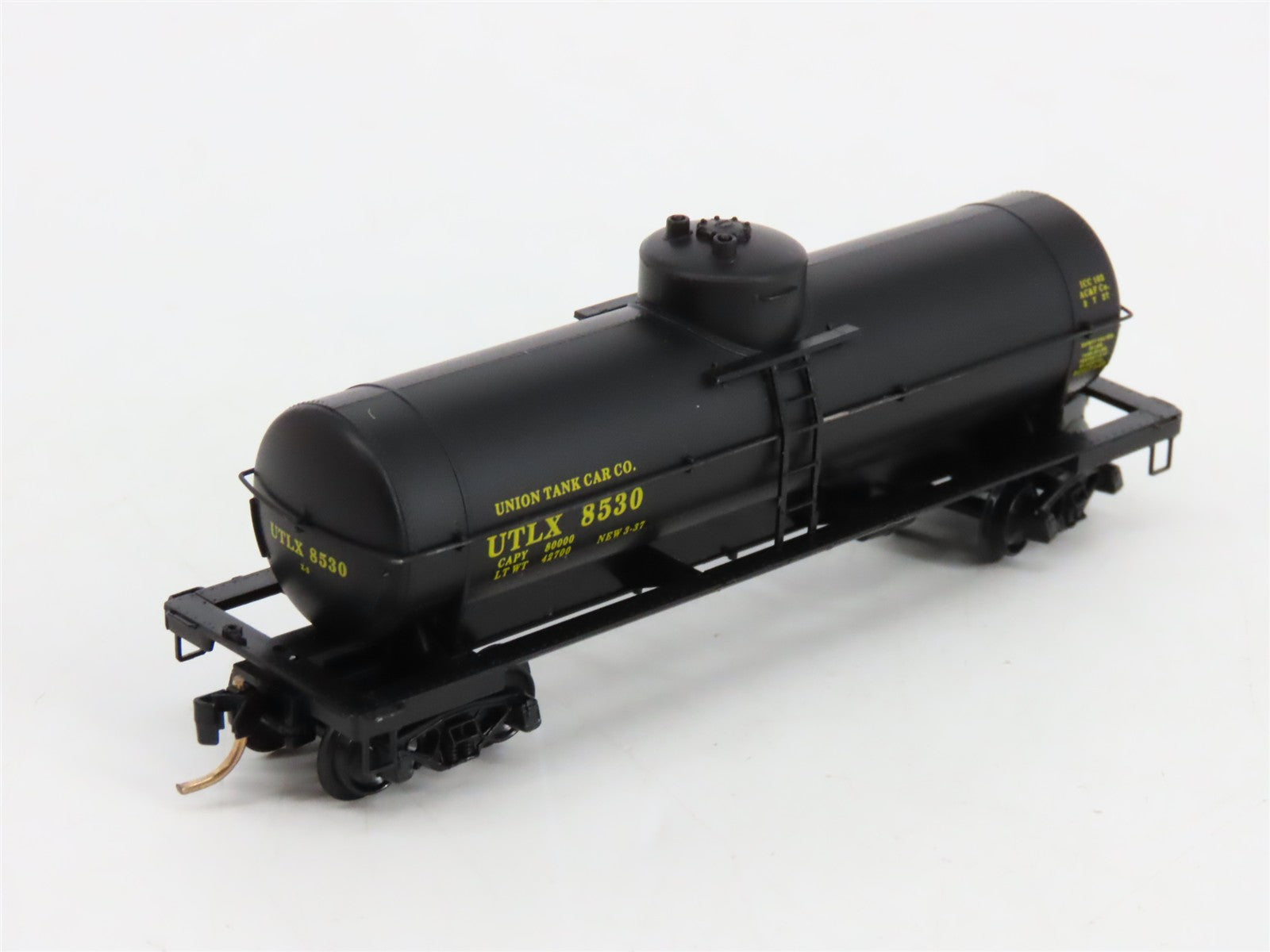 N Scale Micro-Trains MTL 65060 UTLX Union Tank Car Co. 39' Tank Car 8530 RTR