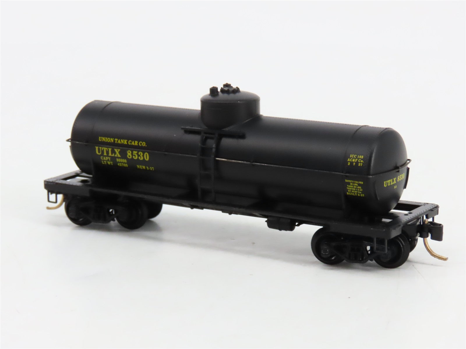 N Scale Micro-Trains MTL 65060 UTLX Union Tank Car Co. 39' Tank Car 8530 RTR