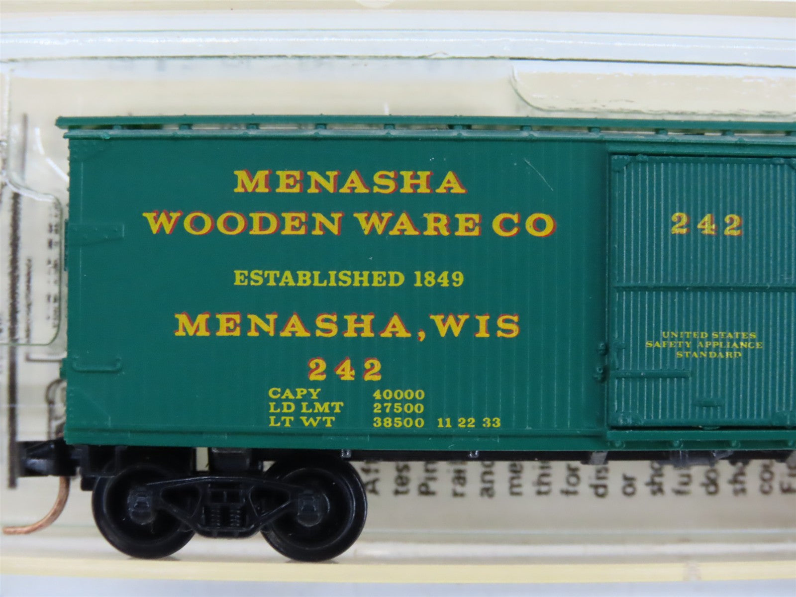 N Scale Micro-Trains MTL 42040 Menasha Wooden Ware Co. 40' Box Car 242 RTR