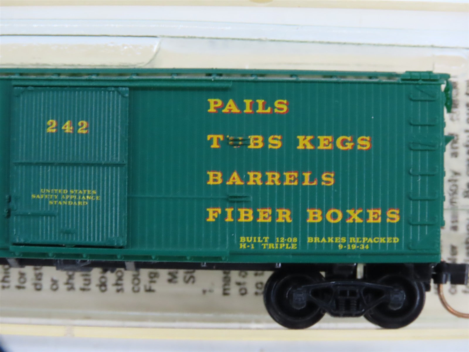 N Scale Micro-Trains MTL 42040 Menasha Wooden Ware Co. 40' Box Car 242 RTR