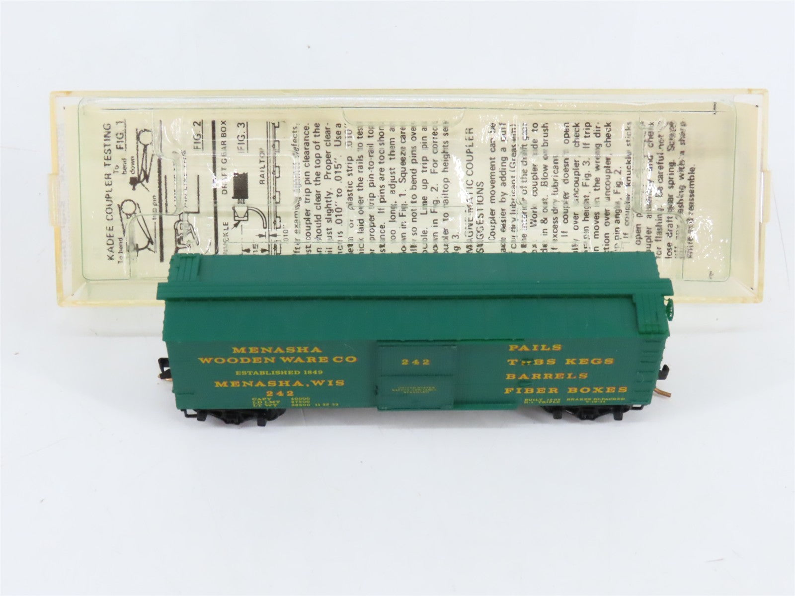 N Scale Micro-Trains MTL 42040 Menasha Wooden Ware Co. 40' Box Car 242 RTR