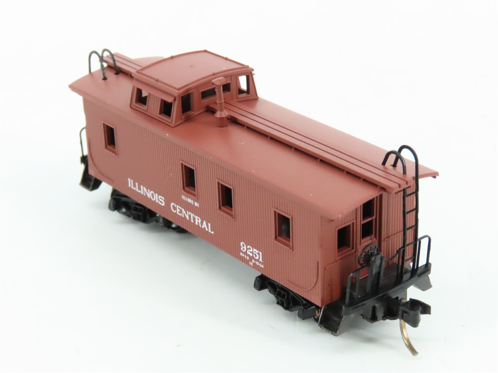 N Scale Micro-Trains MTL 50030 IC Illinois Central 34' Wood Caboose 9251 RTR