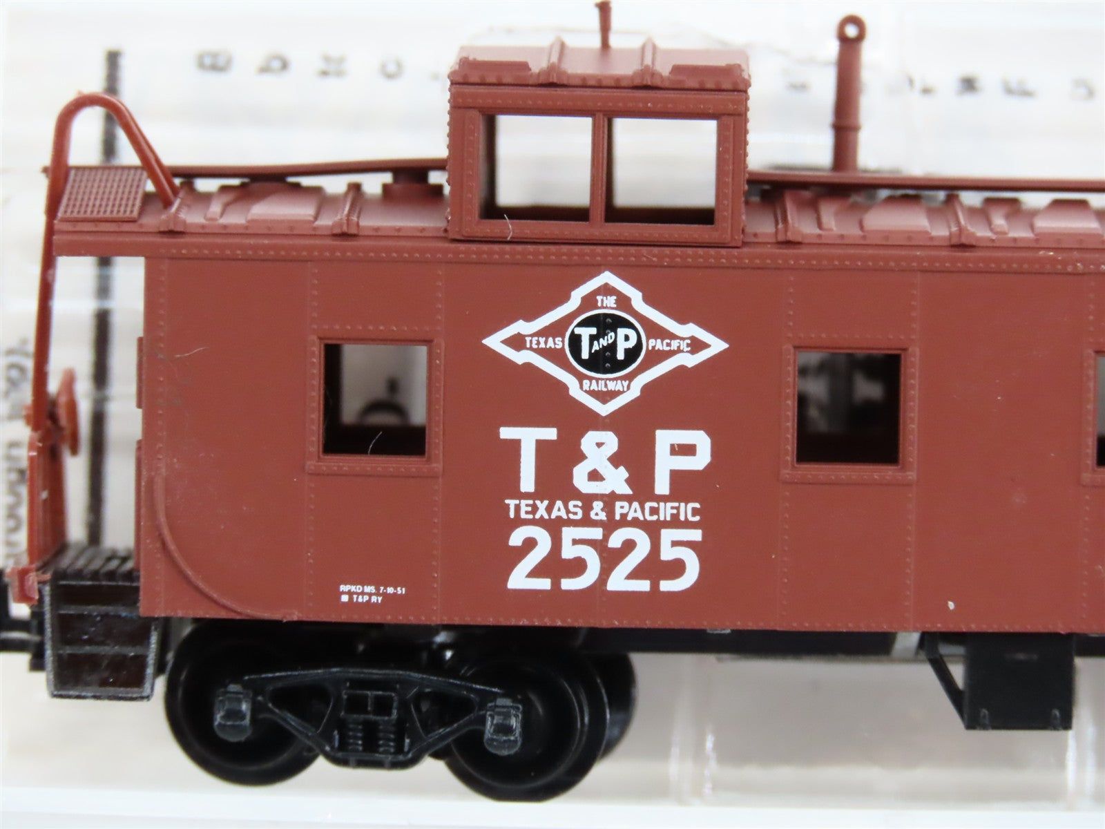 N Scale Micro-Trains MTL 100010 T&P Texas & Pacific 36' Caboose 2525 RTR