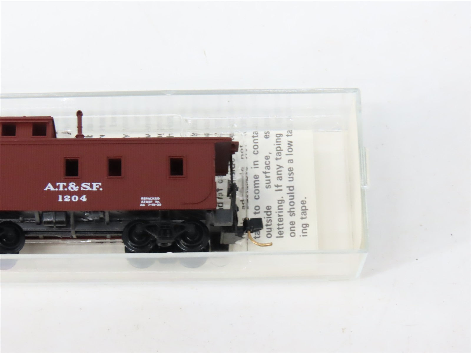 N Kadee Micro-Trains MTL 50040 ATSF Santa Fe 34' Wood Sheathed Caboose 1204 RTR