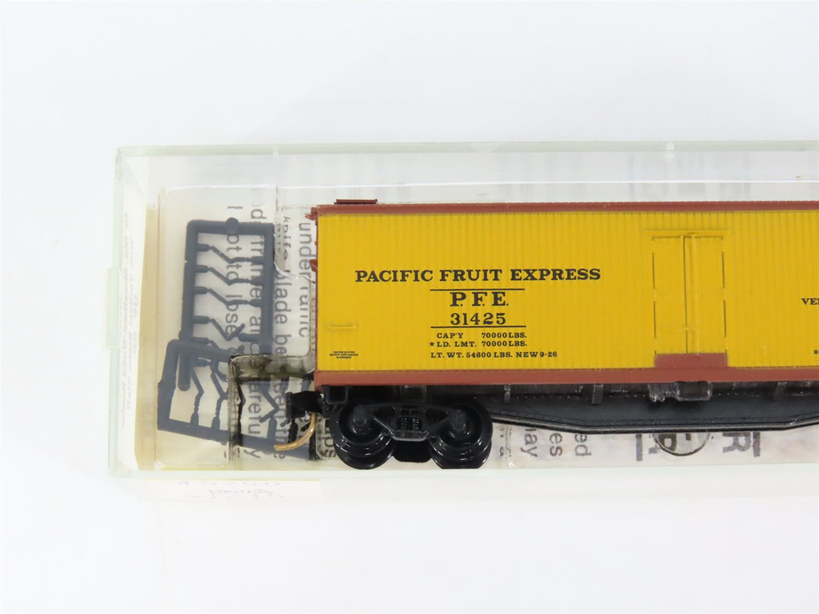 N Scale Micro-Trains MTL 49250 PFE Pacific Fruit Express 40' Reefer 31425 RTR