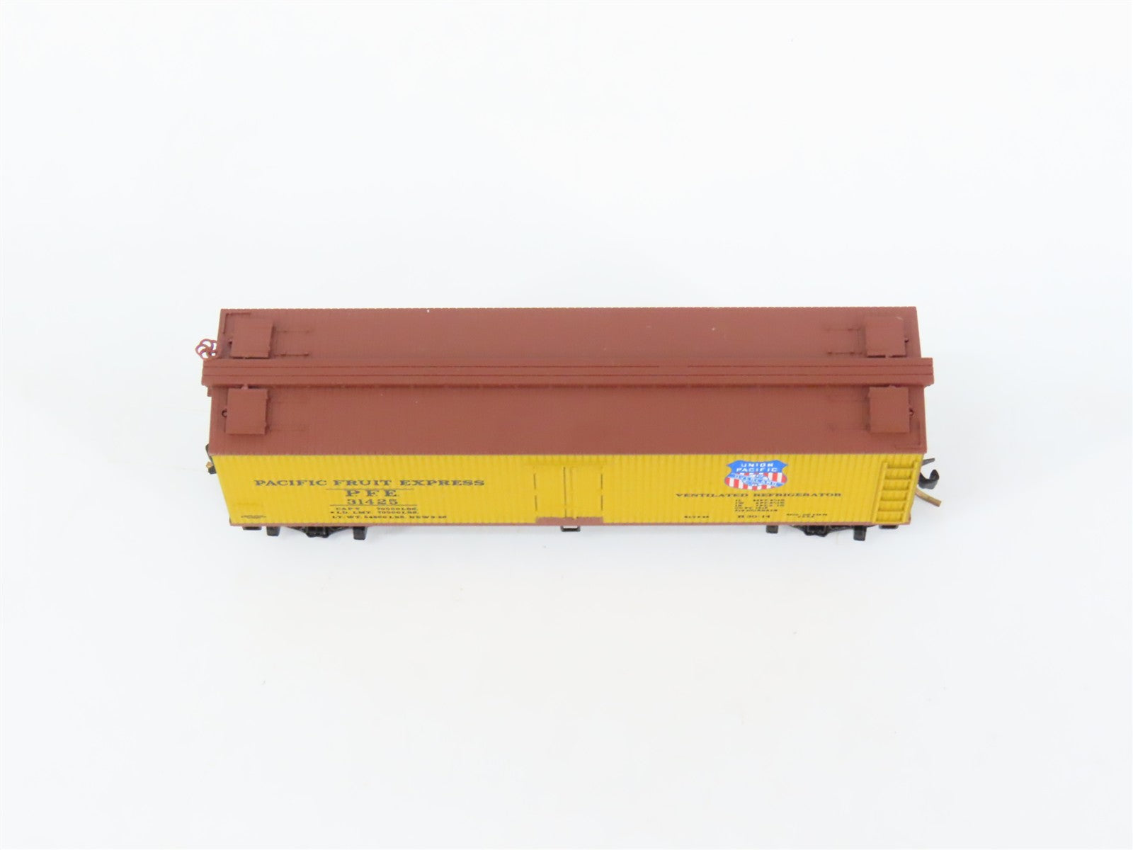 N Scale Micro-Trains MTL 49250 PFE Pacific Fruit Express 40' Reefer 31425 RTR