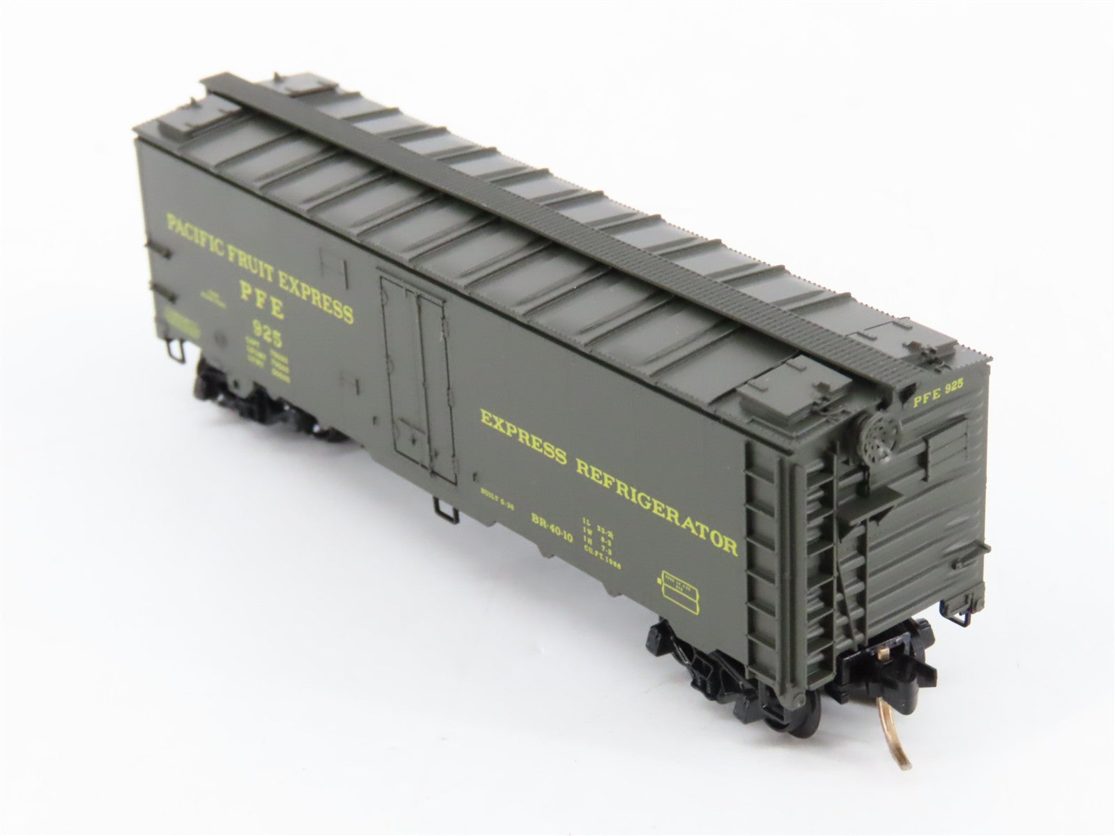 N Scale Micro-Trains MTL 59510 PFE Pacific Fruit Express 40' Reefer 925 RTR
