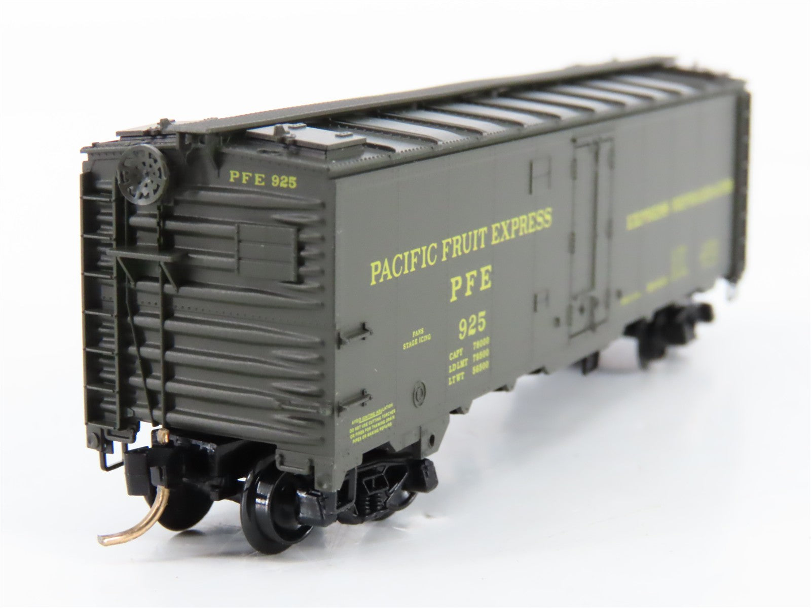 N Scale Micro-Trains MTL 59510 PFE Pacific Fruit Express 40' Reefer 925 RTR