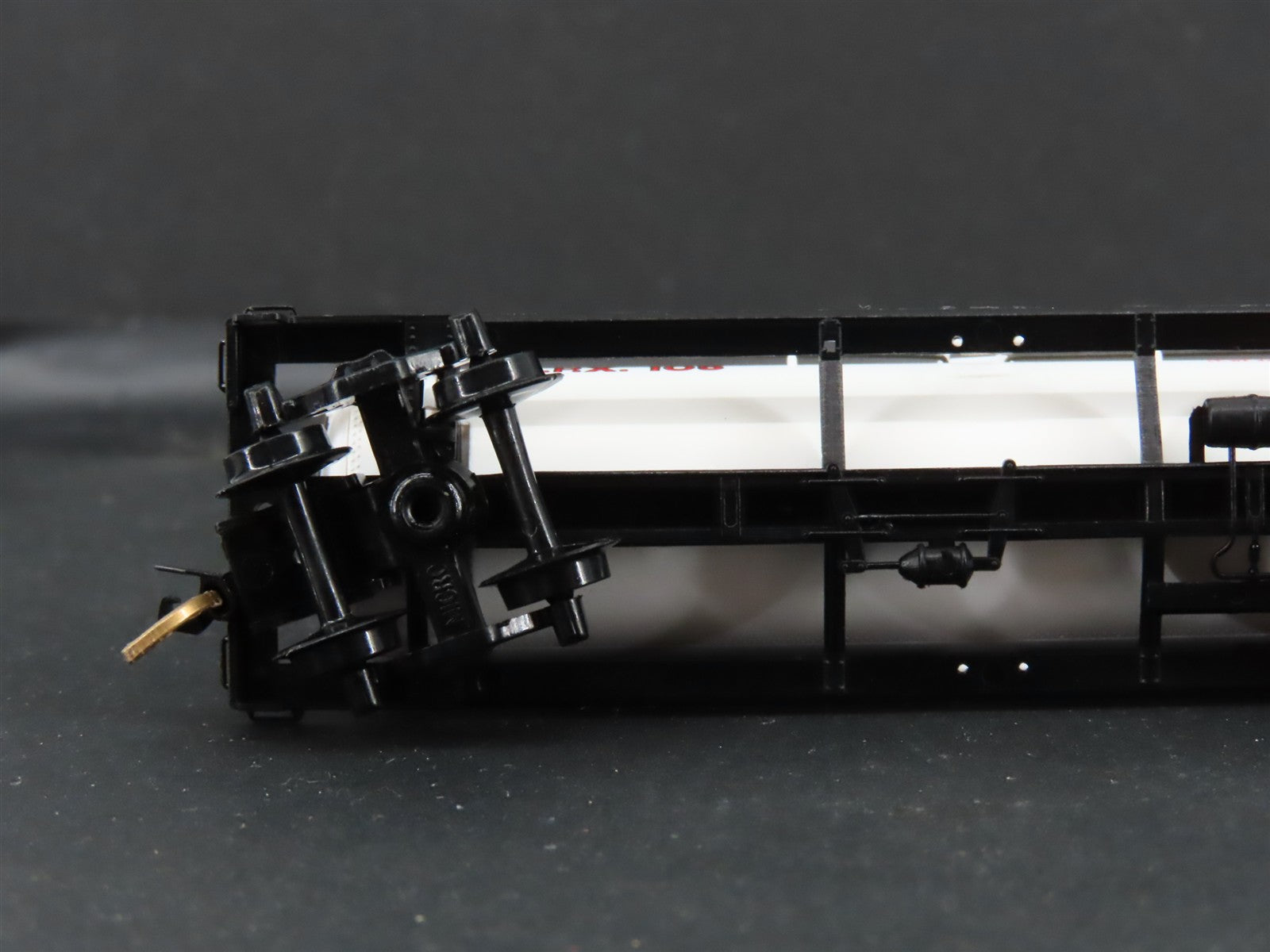 N Scale Micro-Trains MTL 65420 BEPX Belcher Oil Co. 39' Single Dome Tank Car RTR