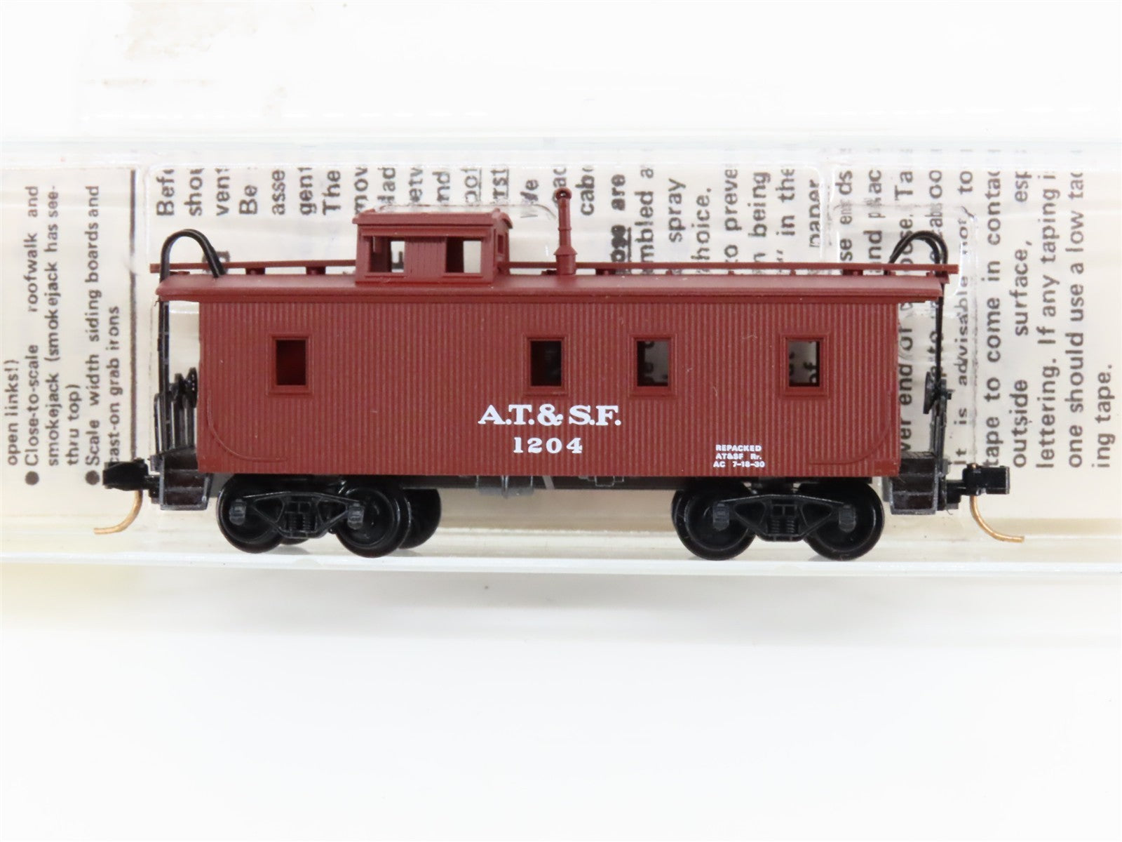 N Kadee Micro-Trains MTL 50040 ATSF Santa Fe 34' Wood Sheathed Caboose 1204 RTR