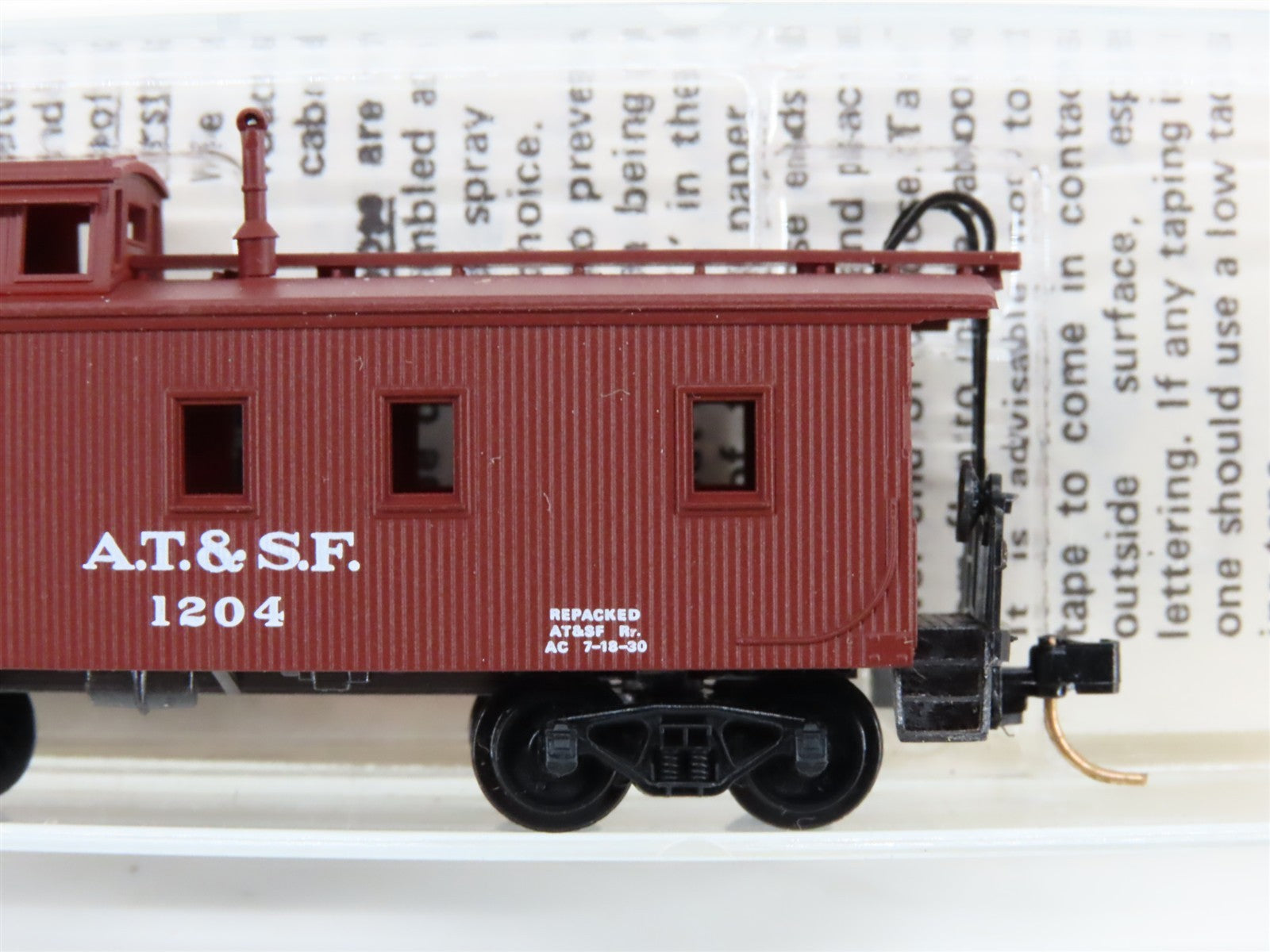 N Kadee Micro-Trains MTL 50040 ATSF Santa Fe 34' Wood Sheathed Caboose 1204 RTR
