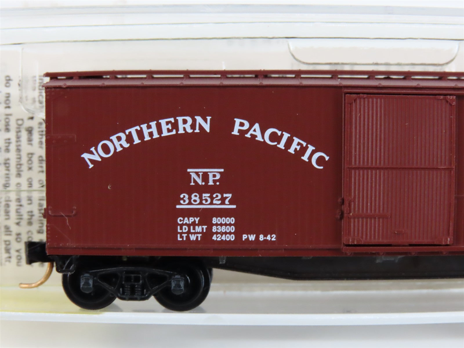 N Scale Micro-Trains MTL 39030 NP Northern Pacific 40' Box Car 38527 RTR