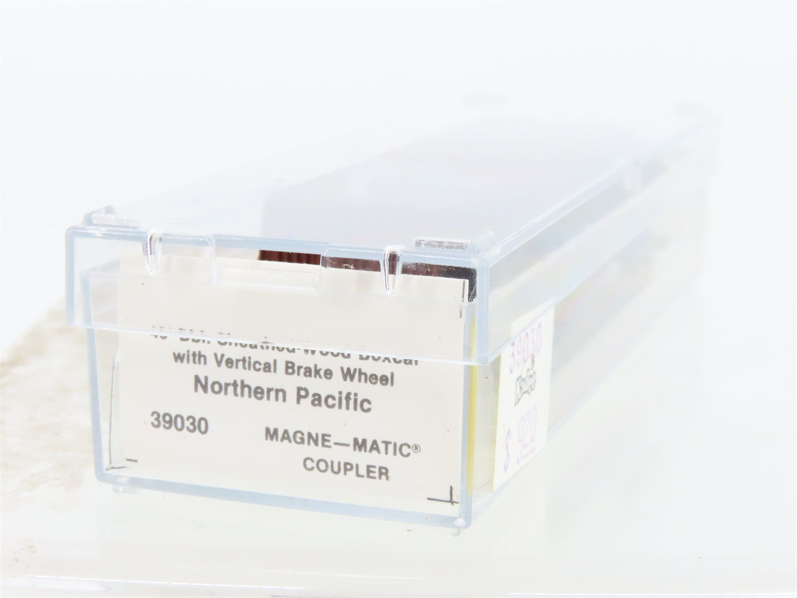 N Scale Micro-Trains MTL 39030 NP Northern Pacific 40' Box Car 38527 RTR