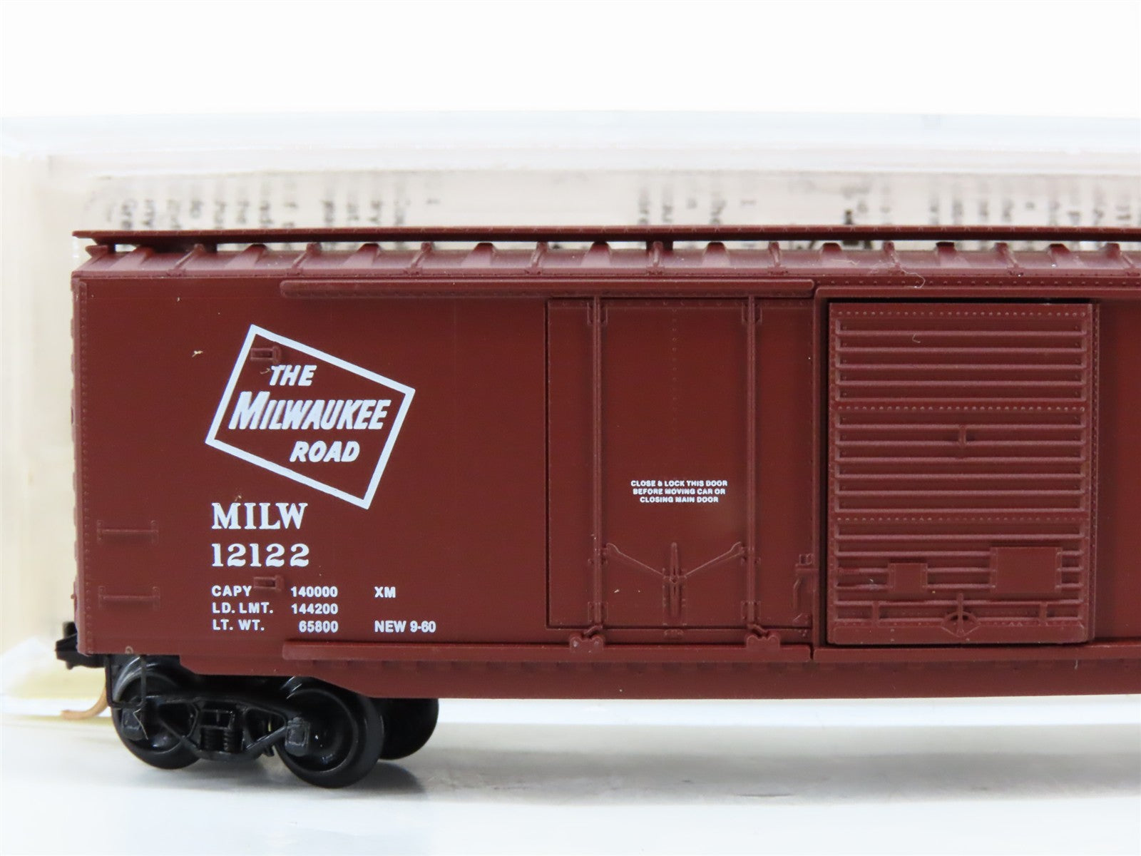 N Scale Micro-Trains MTL 33100 MILW Milwaukee Road 50' Box Car 12122 RTR