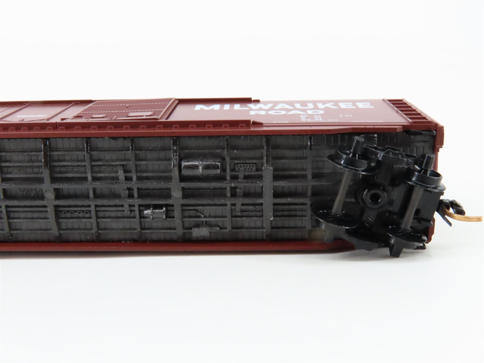 N Scale Micro-Trains MTL 33100 MILW Milwaukee Road 50' Box Car 12122 RTR