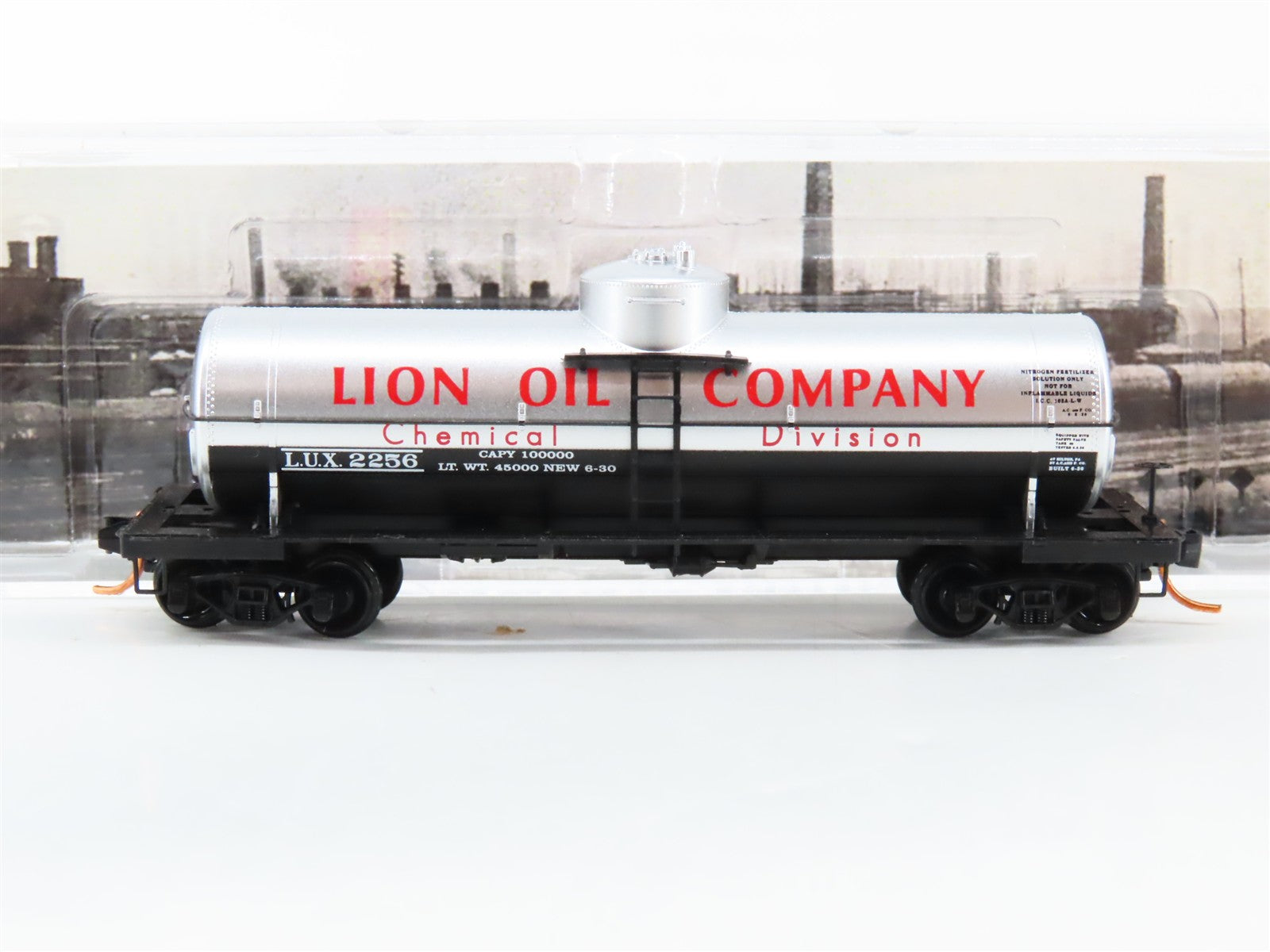 N Scale Micro-Trains MTL 06500820 LUX Lion Oil 39' Single Dome Tank Car 2256 RTR