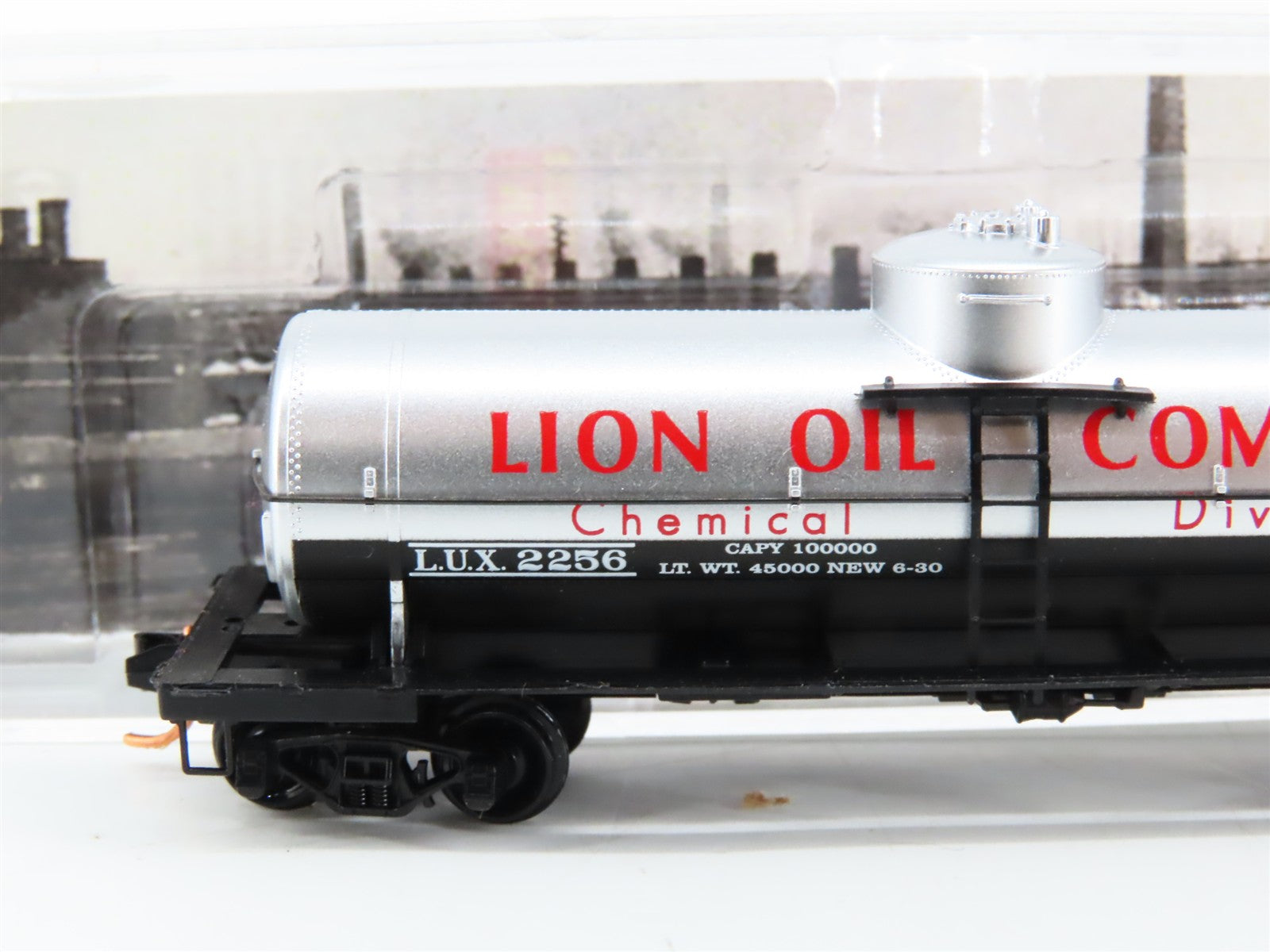 N Scale Micro-Trains MTL 06500820 LUX Lion Oil 39' Single Dome Tank Car 2256 RTR