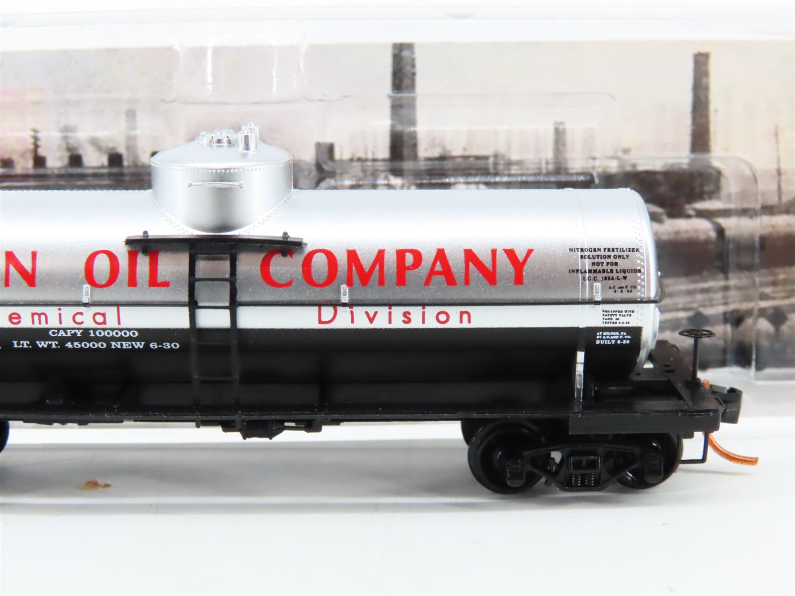N Scale Micro-Trains MTL 06500820 LUX Lion Oil 39' Single Dome Tank Car 2256 RTR