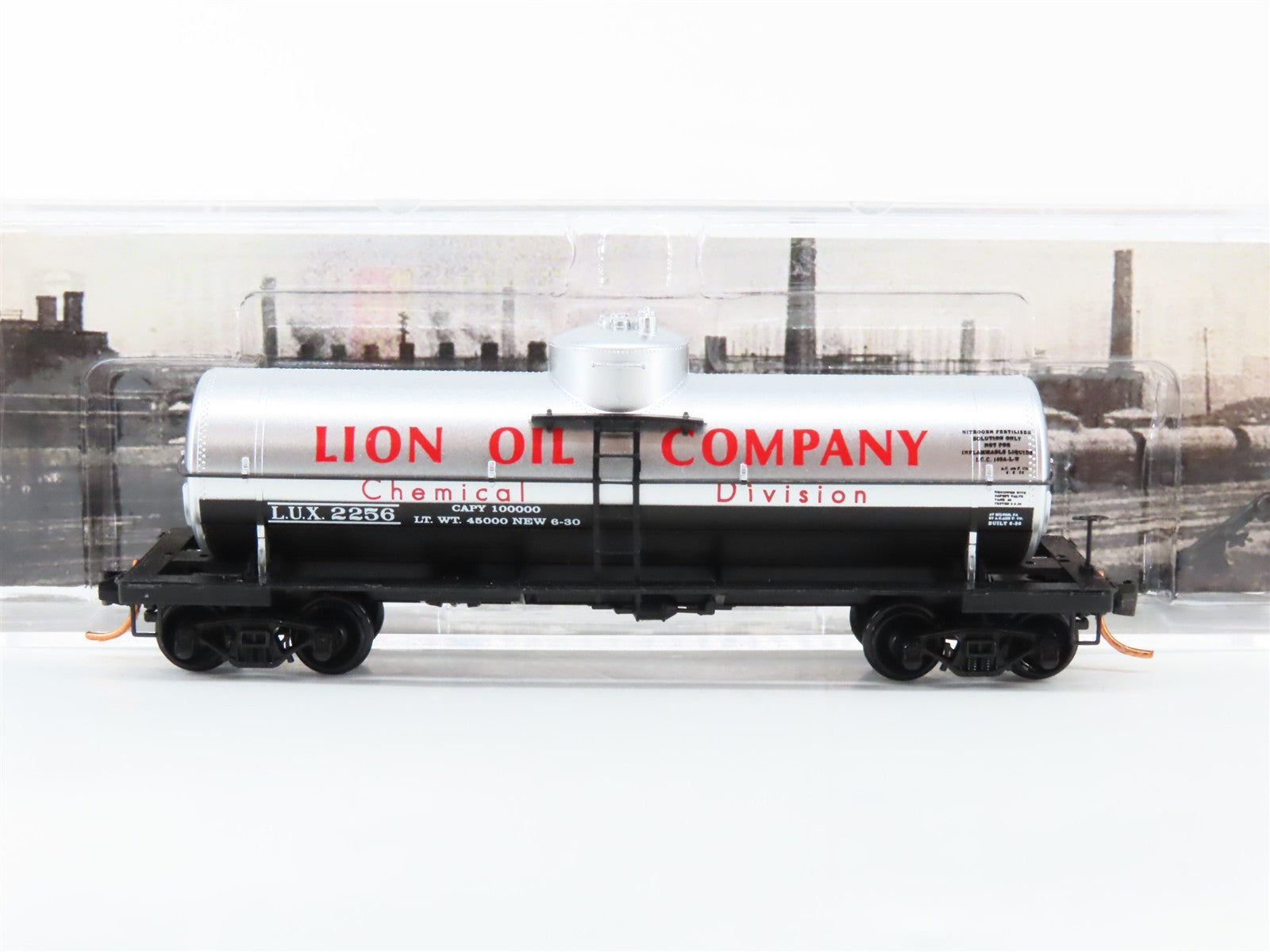 N Scale Micro-Trains MTL 06500820 LUX Lion Oil 39' Single Dome Tank Car 2256 RTR
