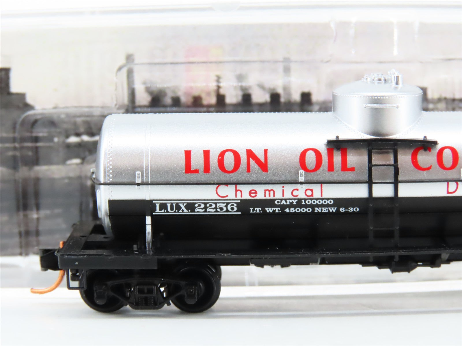 N Scale Micro-Trains MTL 06500820 LUX Lion Oil 39' Single Dome Tank Car 2256 RTR