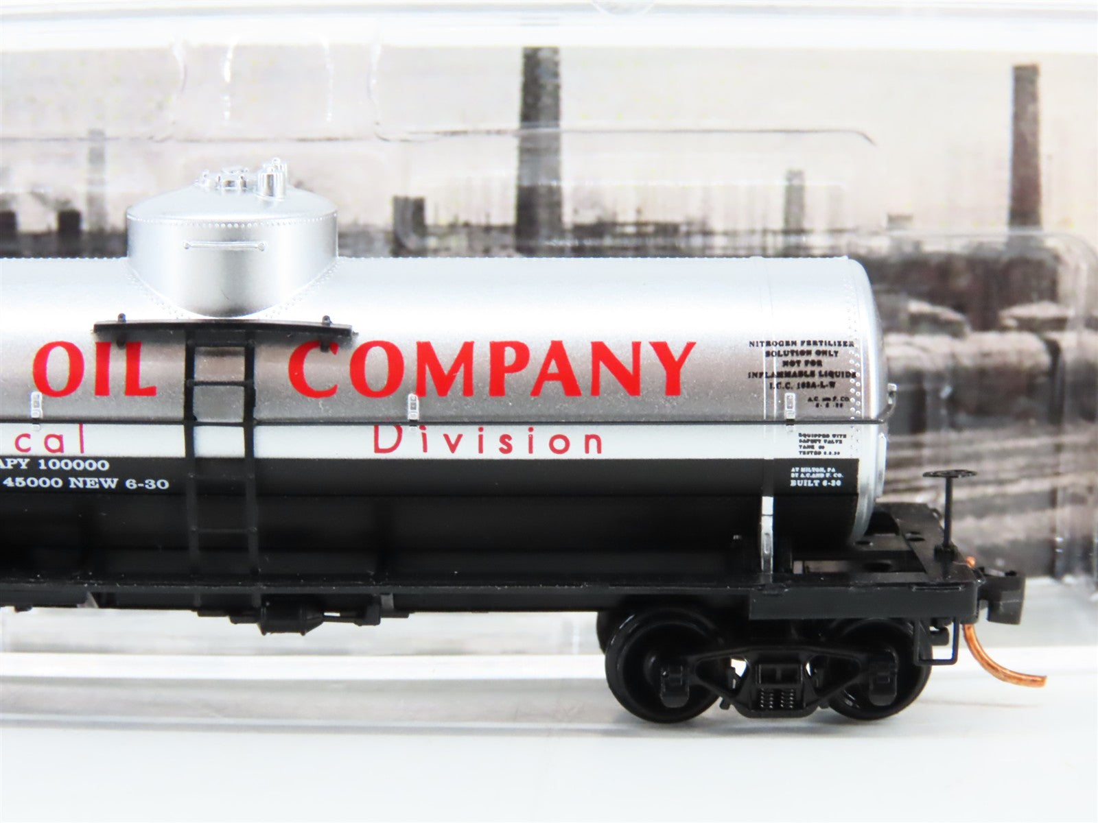 N Scale Micro-Trains MTL 06500820 LUX Lion Oil 39' Single Dome Tank Car 2256 RTR
