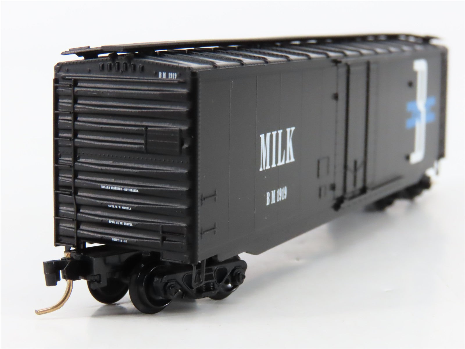 N Scale Micro-Trains MTL 32330 Boston & Maine 50' Plug Door Milk Box Car RTR
