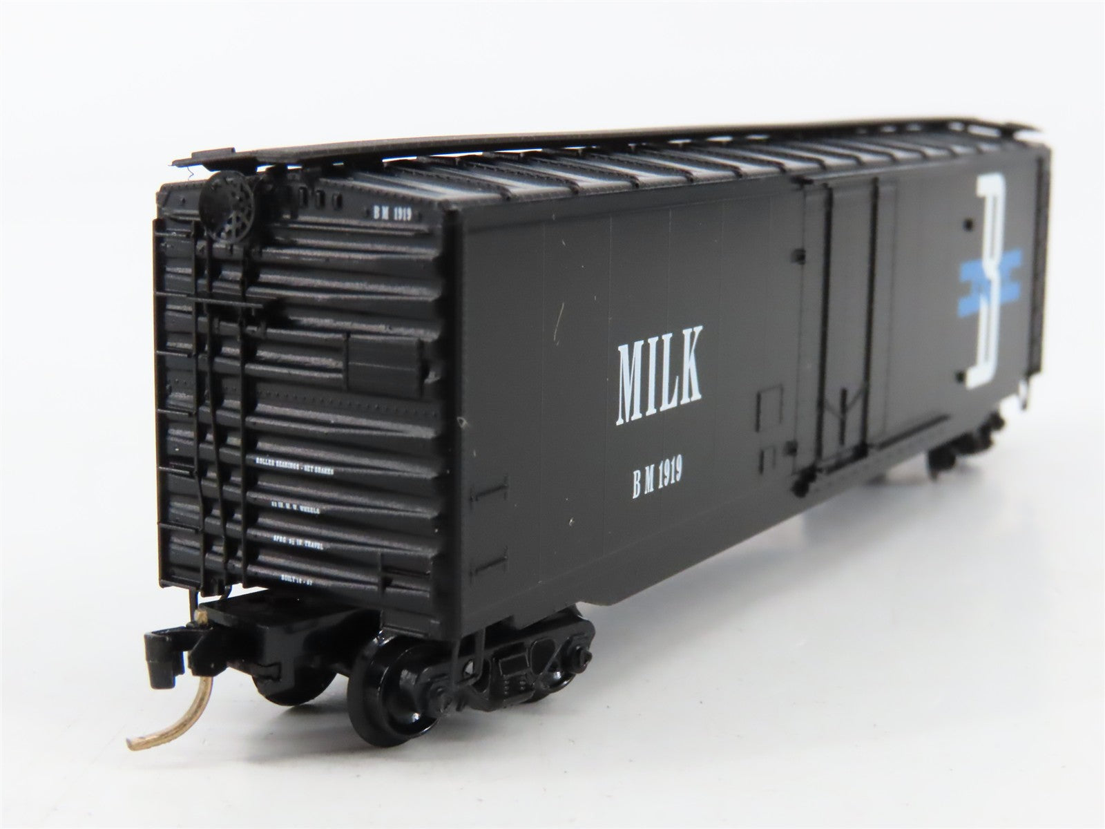 N Scale Micro-Trains MTL 32330 Boston & Maine 50' Plug Door Milk Box Car RTR