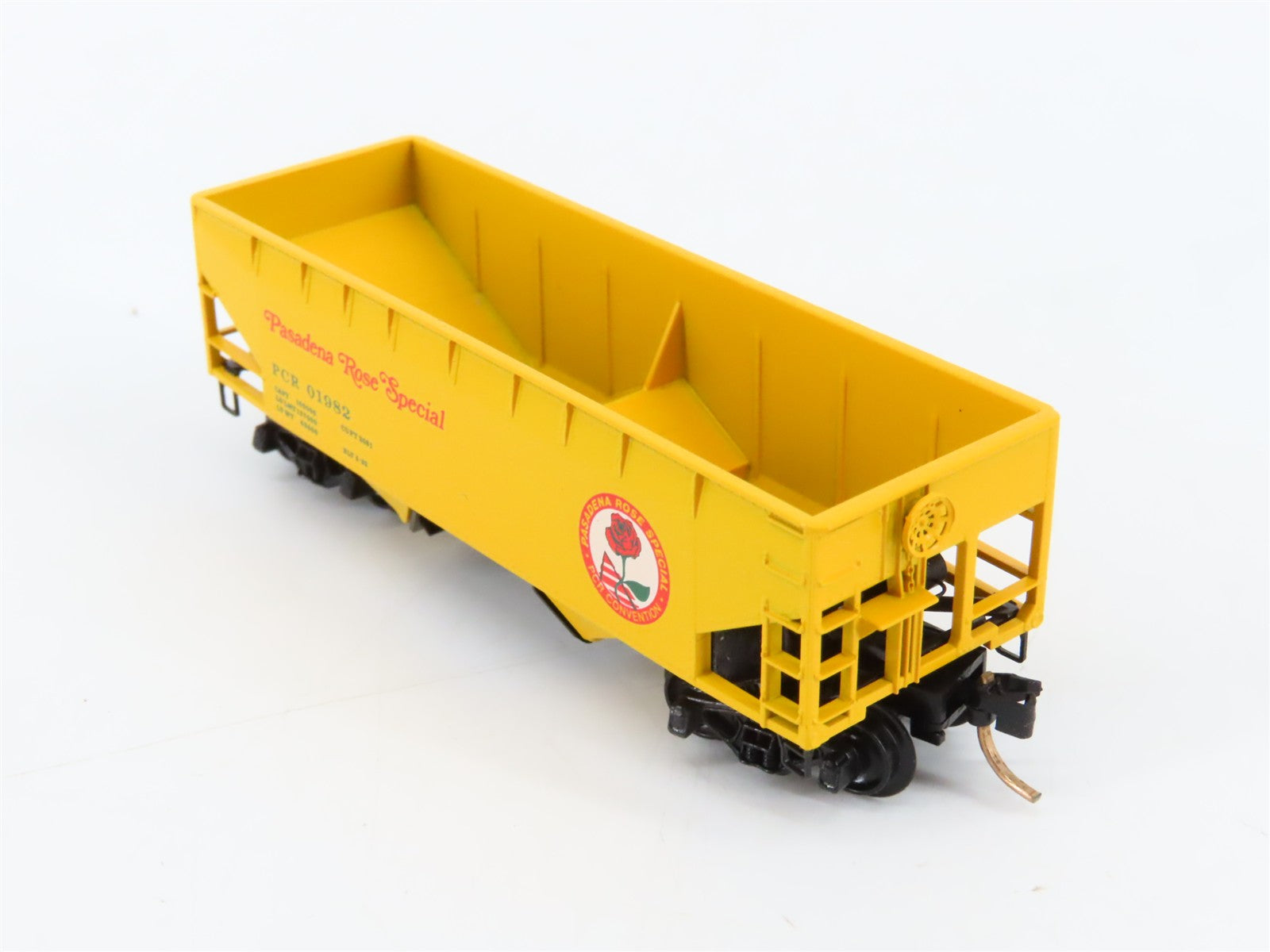 N Scale Micro-Trains MTL Pasadena Rose Special 2-Bay Hopper Factory Interior RTR