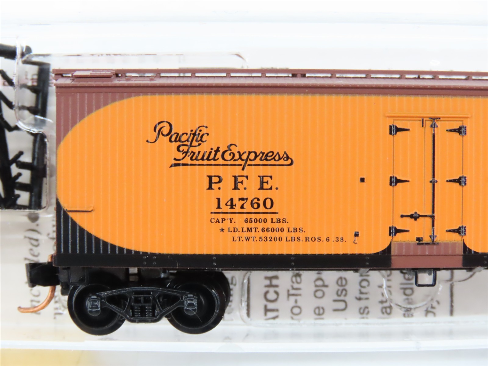 N Scale Micro-Trains MTL 49500 PFE Pacific Fruit Express 40' Reefer 14760 RTR