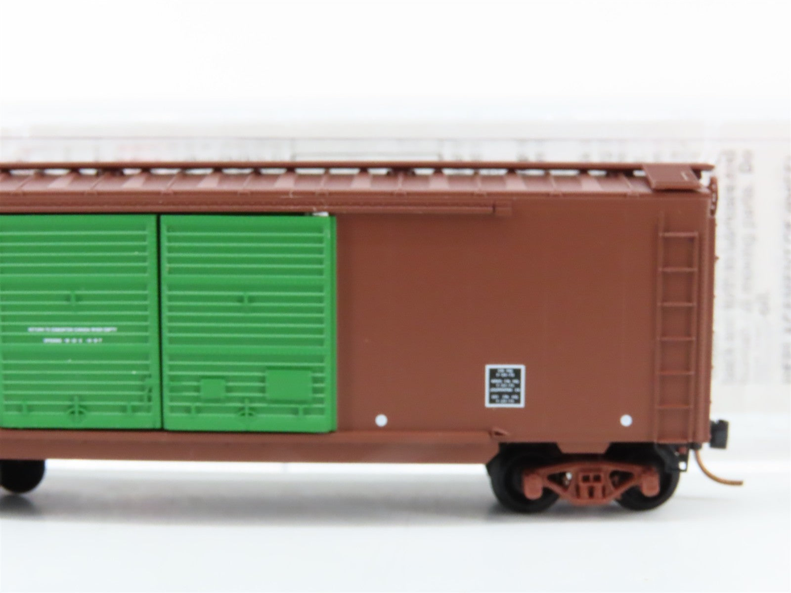 N Scale Micro-Trains MTL 23260 Duluth, Winnipeg & Pacific 40' Box Car RTR