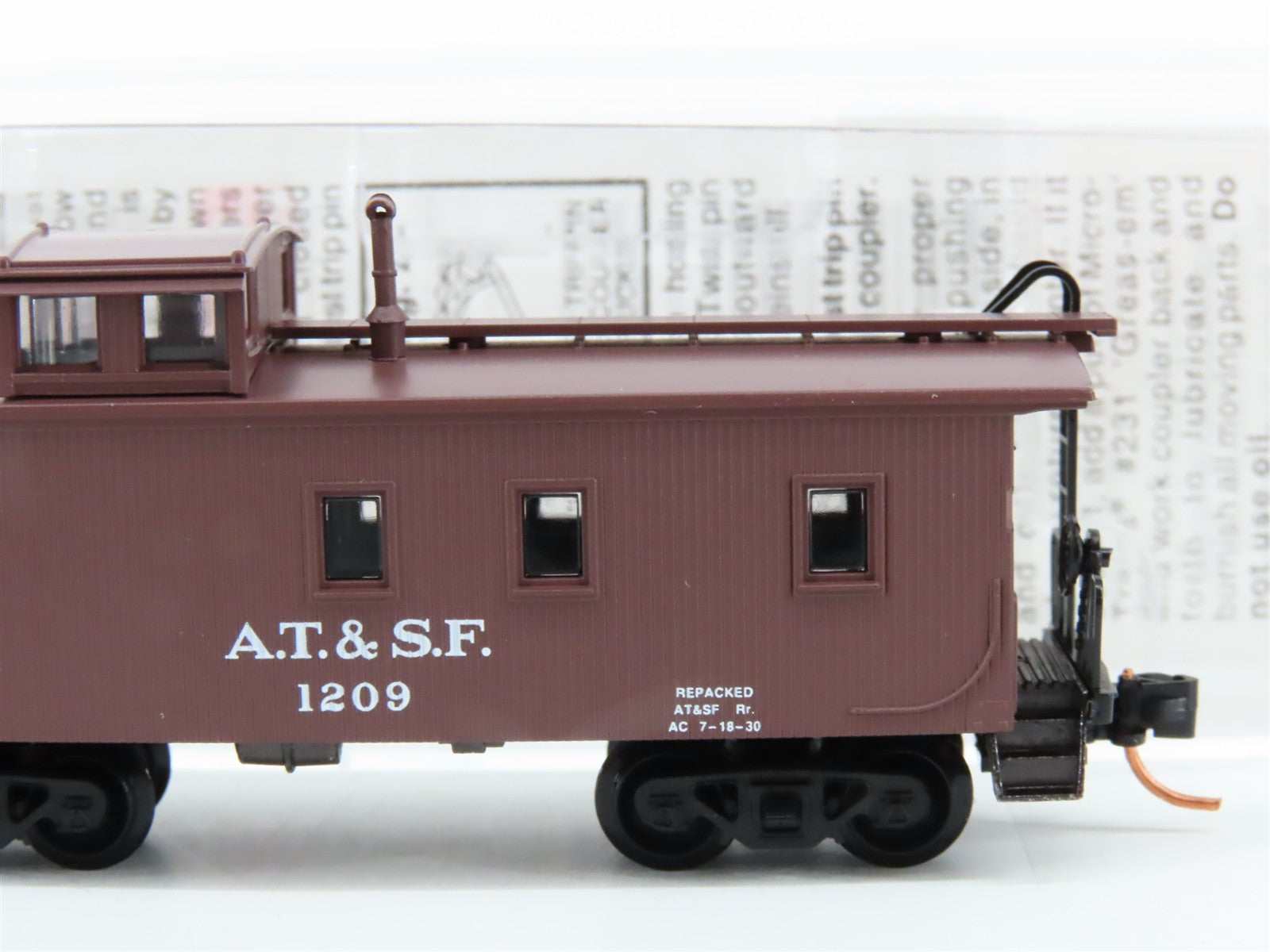 N Scale Micro-Trains MTL 51100 Atchison, Topeka & Santa Fe 34' Caboose RTR