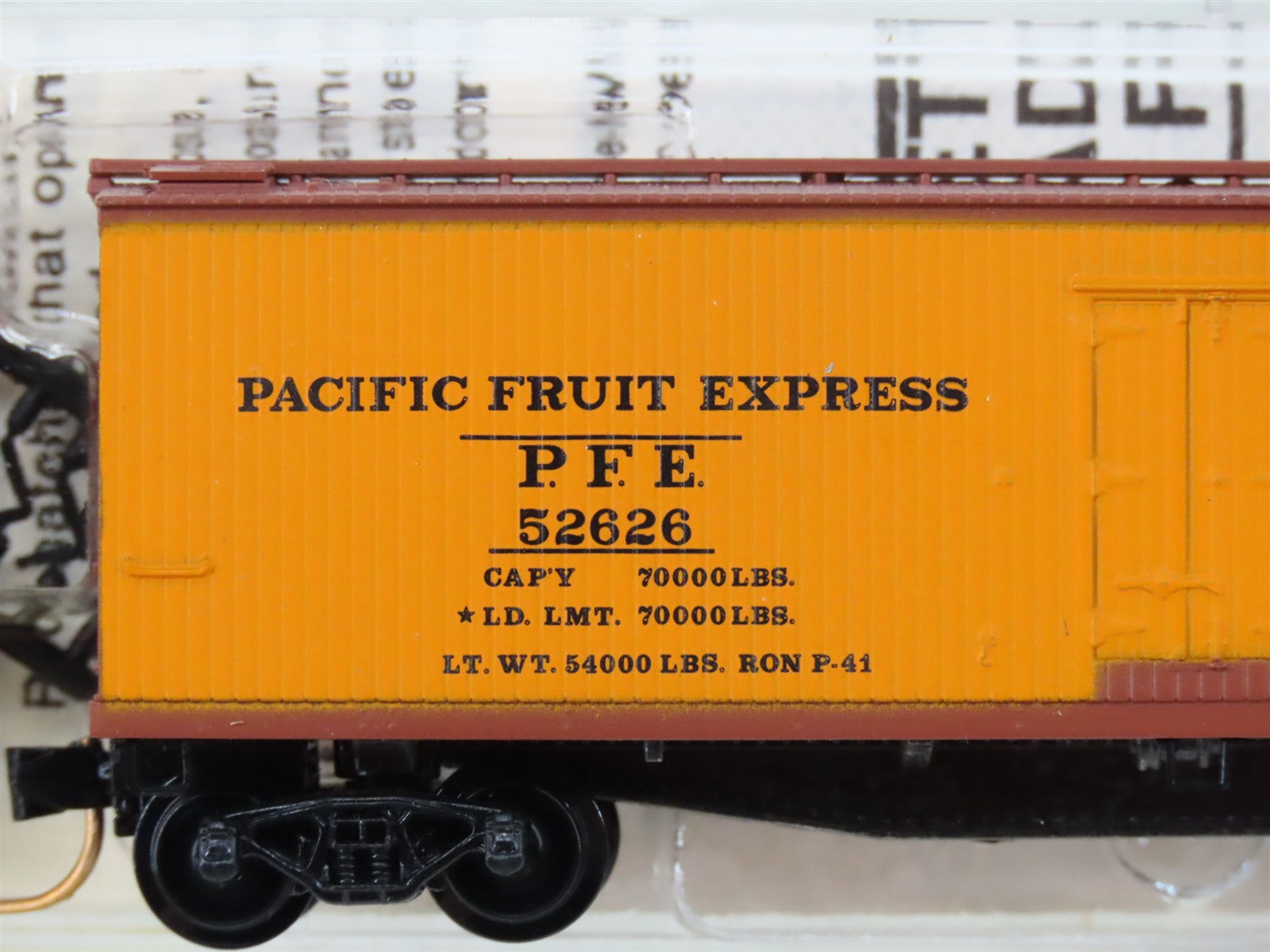 N Scale Micro-Trains MTL 47290 PFE Pacific Fruit Express 40' Reefer 52626