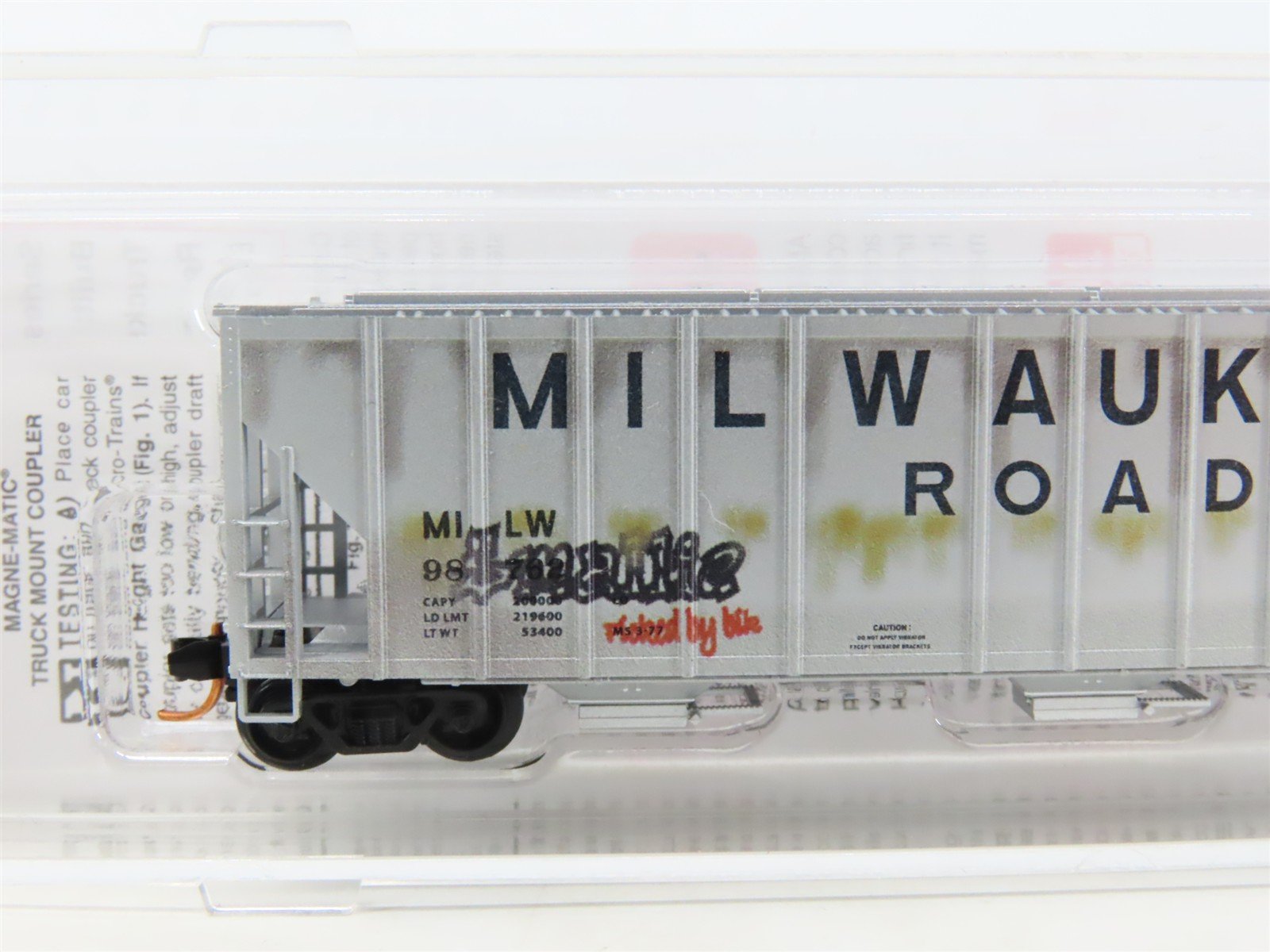 N Scale Micro-Trains MTL 09944050 MILW 3-Bay Covered Hopper #98762 w/ Graffiti
