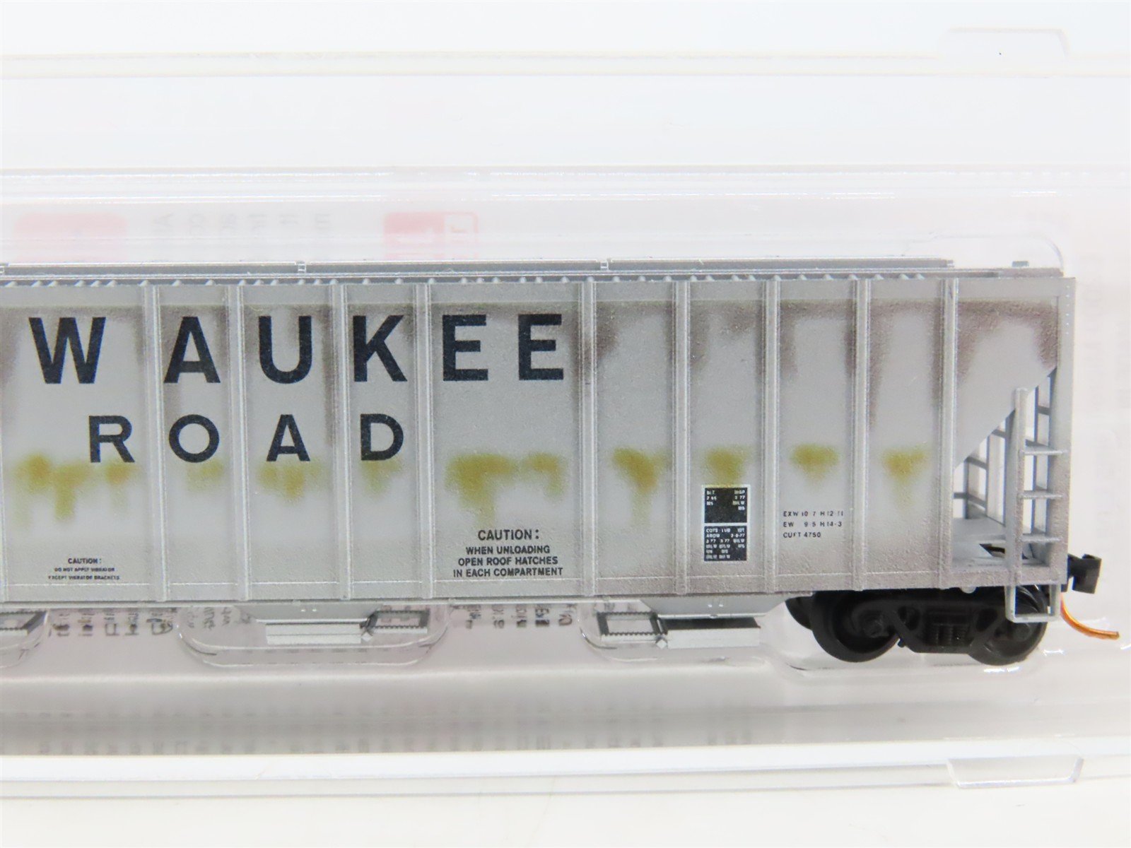 N Scale Micro-Trains MTL 09944050 MILW 3-Bay Covered Hopper #98762 w/ Graffiti