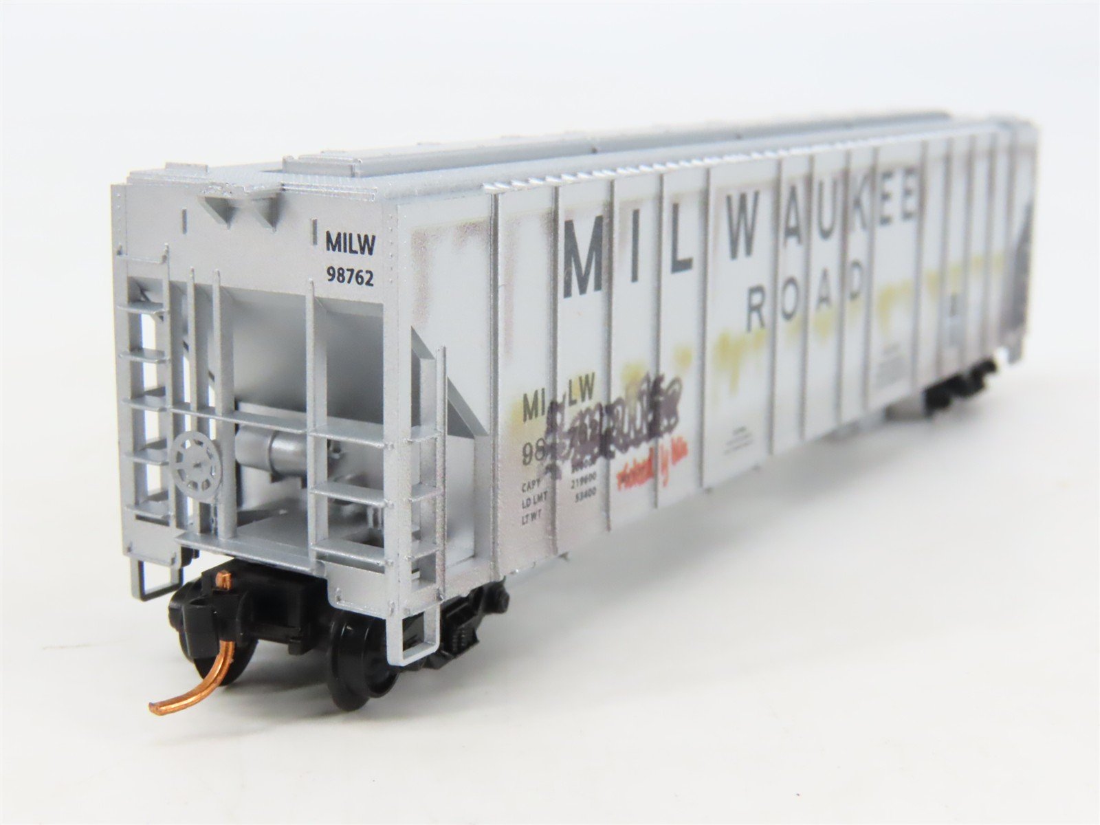 N Scale Micro-Trains MTL 09944050 MILW 3-Bay Covered Hopper #98762 w/ Graffiti